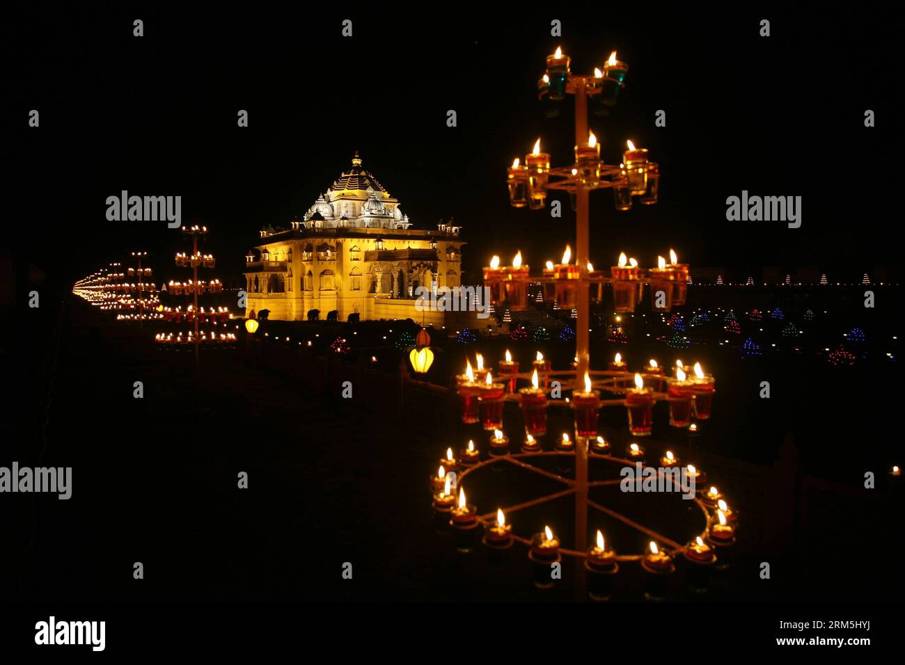 Bildnummer: 60667045  Datum: 01.11.2013  Copyright: imago/Xinhua The Akshardham temple is illuminated for the upcoming Diwali festival in Gandhinagar, India, Nov. 1, 2013. (Xinhua/Stringer) INDIA-GANDHINAGAR-DIWALI PUBLICATIONxNOTxINxCHN xas x0x 2013 quer     60667045 Date 01 11 2013 Copyright Imago XINHUA The  Temple IS illuminated for The upcoming Diwali Festival in  India Nov 1 2013 XINHUA Stringer India  Diwali PUBLICATIONxNOTxINxCHN  x0x 2013 horizontal Stock Photo