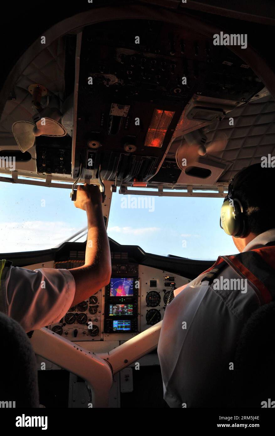Bildnummer: 60668793  Datum: 29.10.2013  Copyright: imago/Xinhua Two pilots operate a Twin Otter lightplane which has served 30 years in Solomon Islands, Oct. 29, 2013. The Solomon Airlines owns a history of more than 50 years. The DHC 8-102 , Twin Otter and Islander are three kinds of vintage lightplanes serving for national flights which can respectively carry 36, 16 and 9 passengers. Most of these planes have served more than ten years or even dozens of years. (Xinhua/Gao Jianjun) SOLOMON ISLANDS-SOLOMON AIRLINES-VINTAGE LIGHTPLANES PUBLICATIONxNOTxINxCHN Gesellschaft x0x xsk 2013 hoch Stock Photo