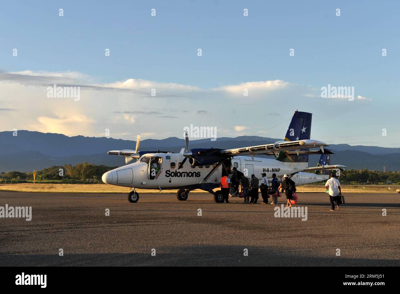 Bildnummer: 60668796  Datum: 29.10.2013  Copyright: imago/Xinhua Passengers are boarding a Twin Otter lightplane which has served 30 years at the Honiara Airport in Solomon Islands, Oct. 29, 2013. The Solomon Airlines owns a history of more than 50 years. The DHC 8-102 , Twin Otter and Islander are three kinds of vintage lightplanes serving for national flights which can respectively carry 36, 16 and 9 passengers. Most of these planes have served more than ten years or even dozens of years. (Xinhua/Gao Jianjun) SOLOMON ISLANDS-SOLOMON AIRLINES-VINTAGE LIGHTPLANES PUBLICATIONxNOTxINxCHN Gesells Stock Photo