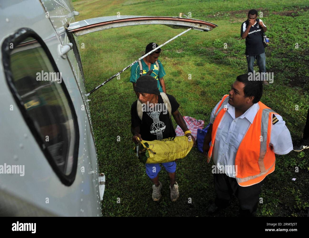 Bildnummer: 60669190  Datum: 29.10.2013  Copyright: imago/Xinhua An airport worker put luggages on a Twin Otter lightplane which has served 30 years at the airport of Bellona in Solomon Islands, Oct. 29, 2013. The Solomon Airlines owns a history of more than 50 years. The DHC 8-102 , Twin Otter and Islander are three kinds of vintage lightplanes serving for national flights which can respectively carry 36, 16 and 9 passengers. Most of these planes have served more than ten years or even dozens of years. (Xinhua/Gao Jianjun) SOLOMON ISLANDS-SOLOMON AIRLINES-VINTAGE LIGHTPLANES PUBLICATIONxNOTxI Stock Photo