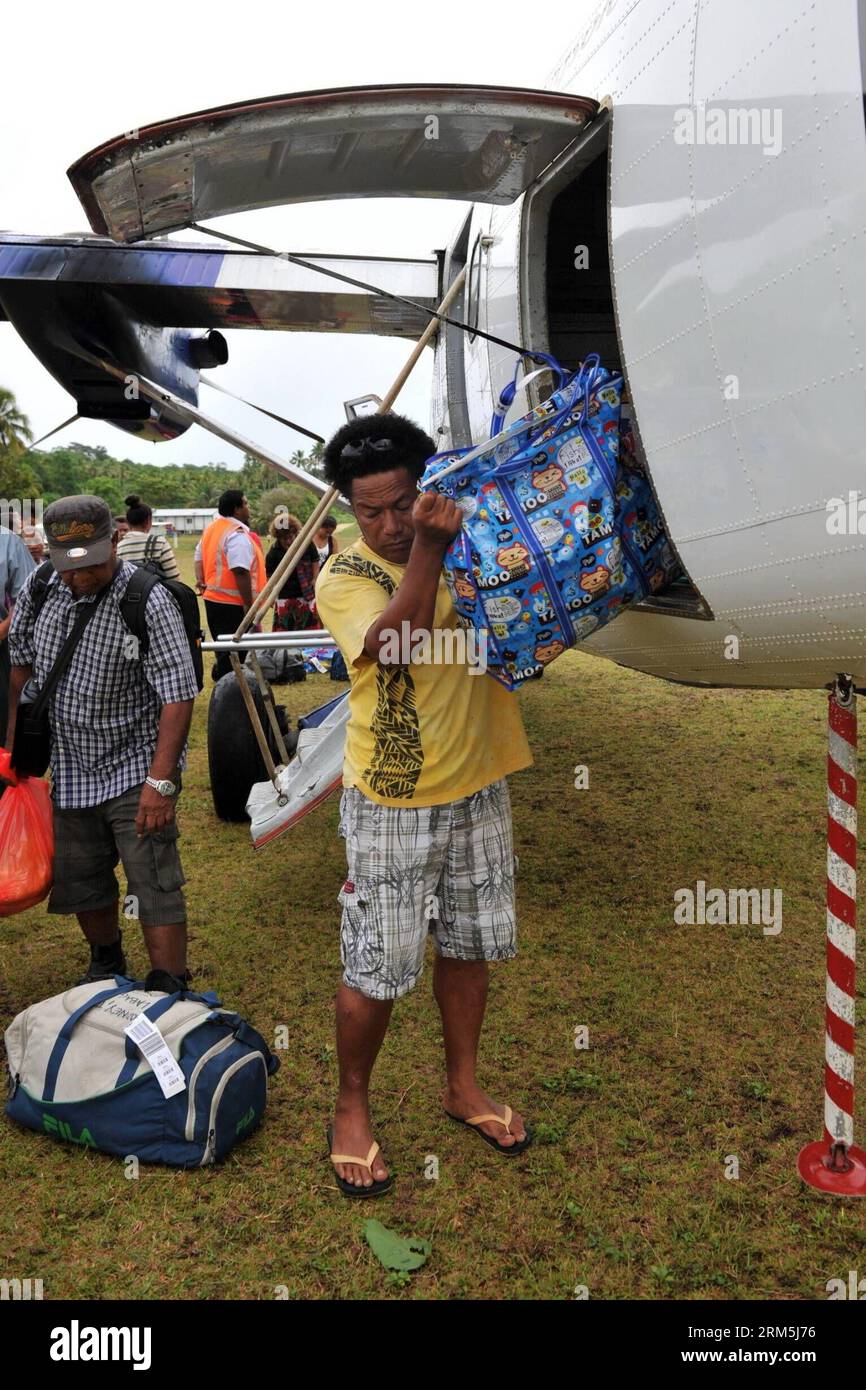 Bildnummer: 60669189  Datum: 29.10.2013  Copyright: imago/Xinhua An airport worker get luggages from a Twin Otter lightplane which has served 30 years at the airport of Rennell in Solomon Islands, Oct. 29, 2013. The Solomon Airlines owns a history of more than 50 years. The DHC 8-102 , Twin Otter and Islander are three kinds of vintage lightplanes serving for national flights which can respectively carry 36, 16 and 9 passengers. Most of these planes have served more than ten years or even dozens of years. (Xinhua/Gao Jianjun) SOLOMON ISLANDS-SOLOMON AIRLINES-VINTAGE LIGHTPLANES PUBLICATIONxNOT Stock Photo