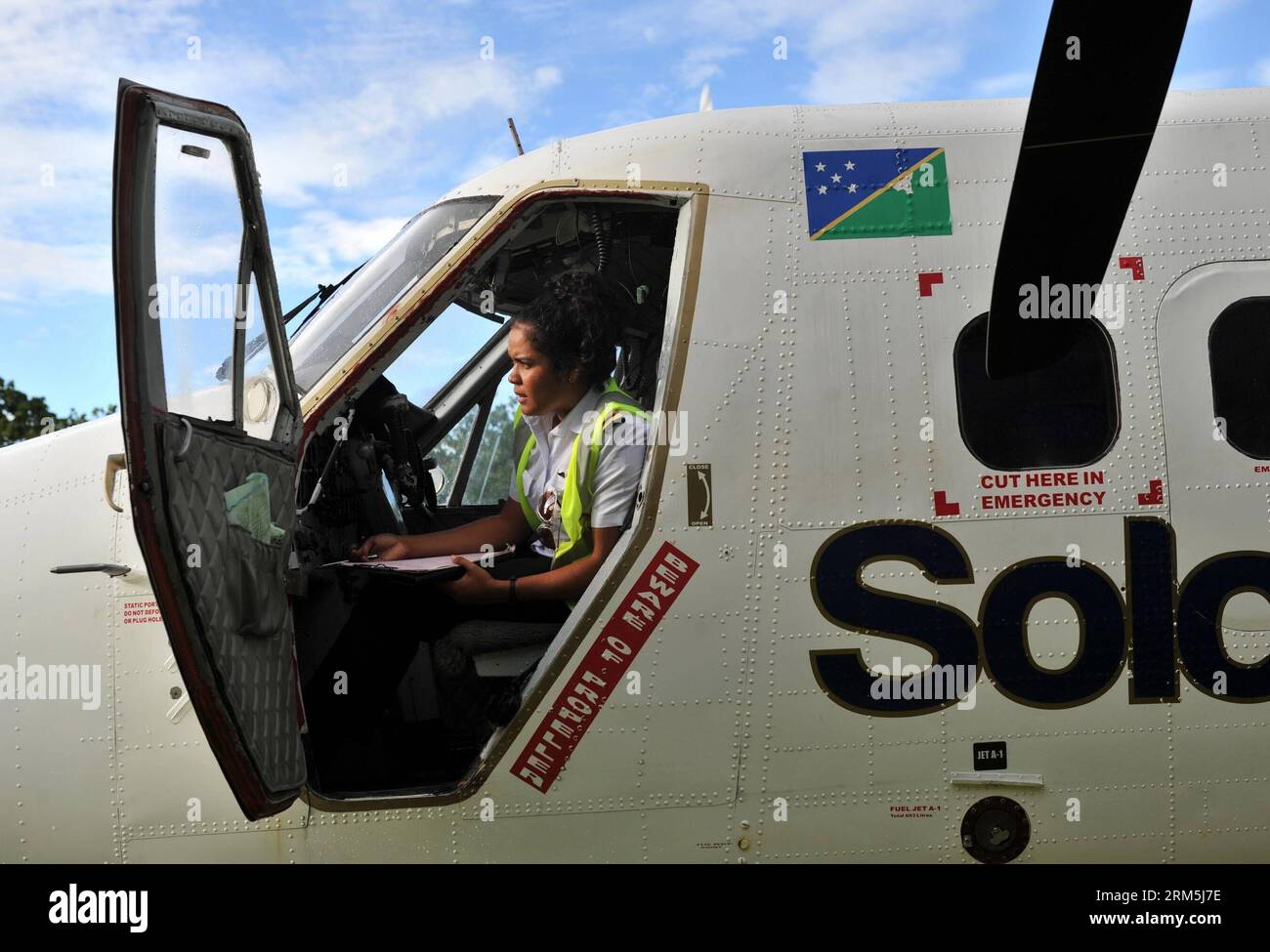 Bildnummer: 60669188  Datum: 29.10.2013  Copyright: imago/Xinhua A pilot is on board of a Twin Otter lightplane which has served 30 years in Solomon Islands, Oct. 29, 2013. The Solomon Airlines owns a history of more than 50 years. The DHC 8-102 , Twin Otter and Islander are three kinds of vintage lightplanes serving for national flights which can respectively carry 36, 16 and 9 passengers. Most of these planes have served more than ten years or even dozens of years. (Xinhua/Gao Jianjun) SOLOMON ISLANDS-SOLOMON AIRLINES-VINTAGE LIGHTPLANES PUBLICATIONxNOTxINxCHN xcb x0x 2013 quer     60669188 Stock Photo