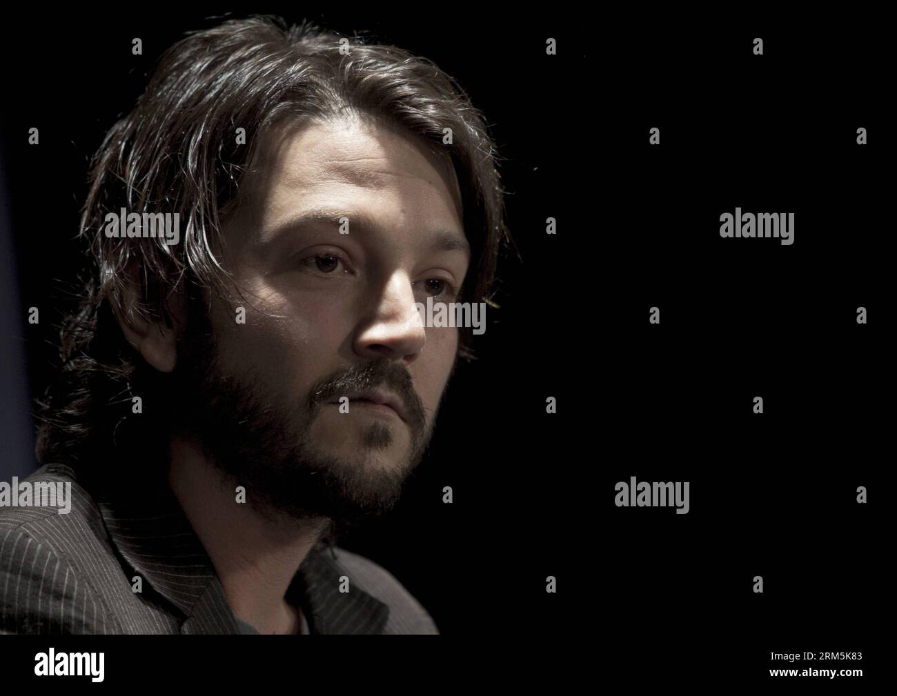 Bildnummer: 60679954  Datum: 05.11.2013  Copyright: imago/Xinhua MEXICO CITY, Nov. 5, 2013 (Xinhua) -- Mexican actor Diego Luna reacts during a press conference to announce his participation in the theater play Cada Vez Nos Despedimos Mejor , in Mexico City, capital of Mexico, on Nov. 5, 2013. (Xinhua/Alejandro Ayala) MEXICO-MEXICO CITY-ENTERTAINMENT-DIEGO LUNA PUBLICATIONxNOTxINxCHN Entertainment People x0x xkg 2013 quer     60679954 Date 05 11 2013 Copyright Imago XINHUA Mexico City Nov 5 2013 XINHUA MEXICAN Actor Diego Luna reacts during a Press Conference to Announce His participation in T Stock Photo