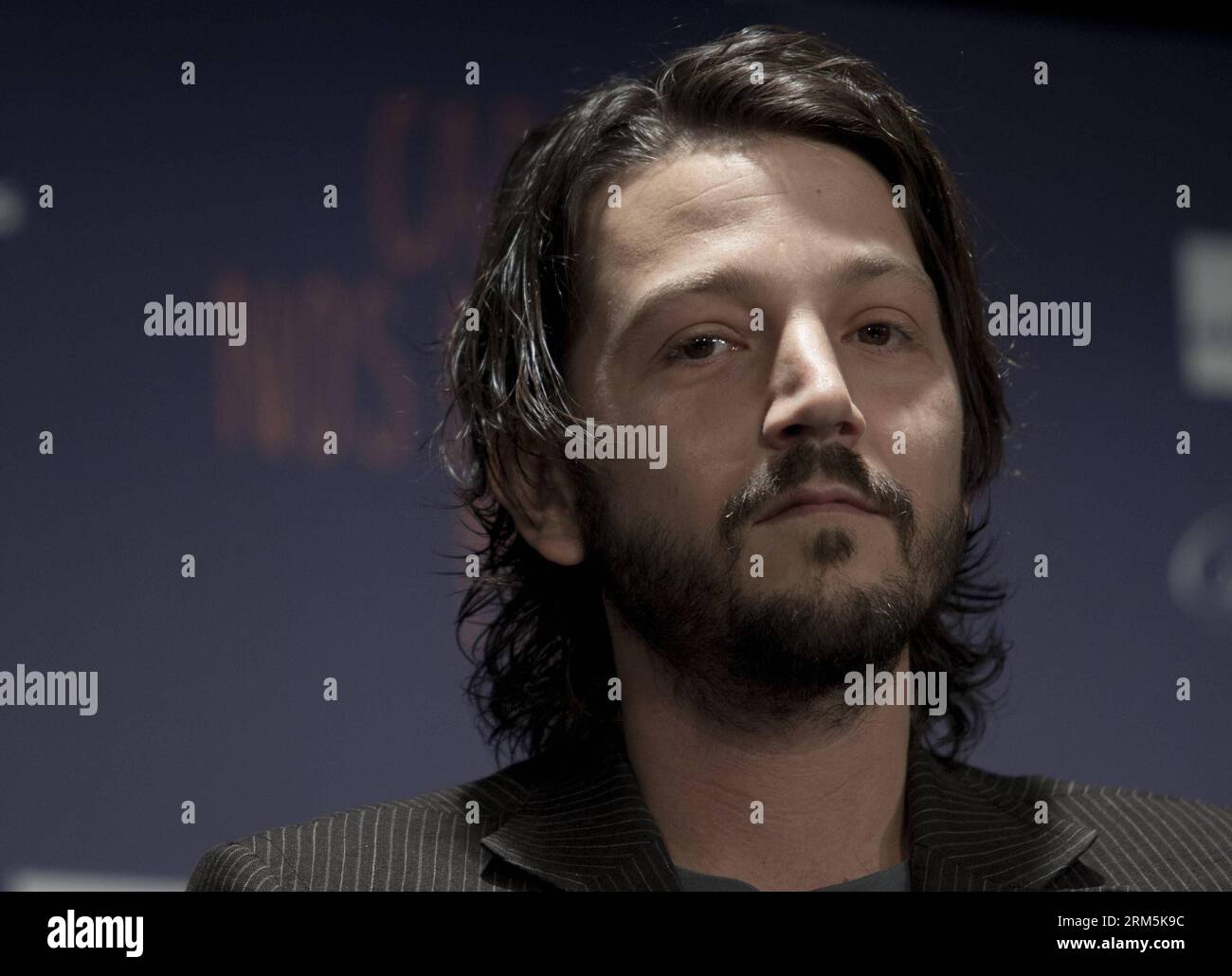 Bildnummer: 60679955  Datum: 05.11.2013  Copyright: imago/Xinhua MEXICO CITY, Nov. 5, 2013 (Xinhua) -- Mexican actor Diego Luna reacts during a press conference to announce his participation in the theater play Cada Vez Nos Despedimos Mejor , in Mexico City, capital of Mexico, on Nov. 5, 2013. (Xinhua/Alejandro Ayala) MEXICO-MEXICO CITY-ENTERTAINMENT-DIEGO LUNA PUBLICATIONxNOTxINxCHN Entertainment People x0x xkg 2013 quer     60679955 Date 05 11 2013 Copyright Imago XINHUA Mexico City Nov 5 2013 XINHUA MEXICAN Actor Diego Luna reacts during a Press Conference to Announce His participation in T Stock Photo