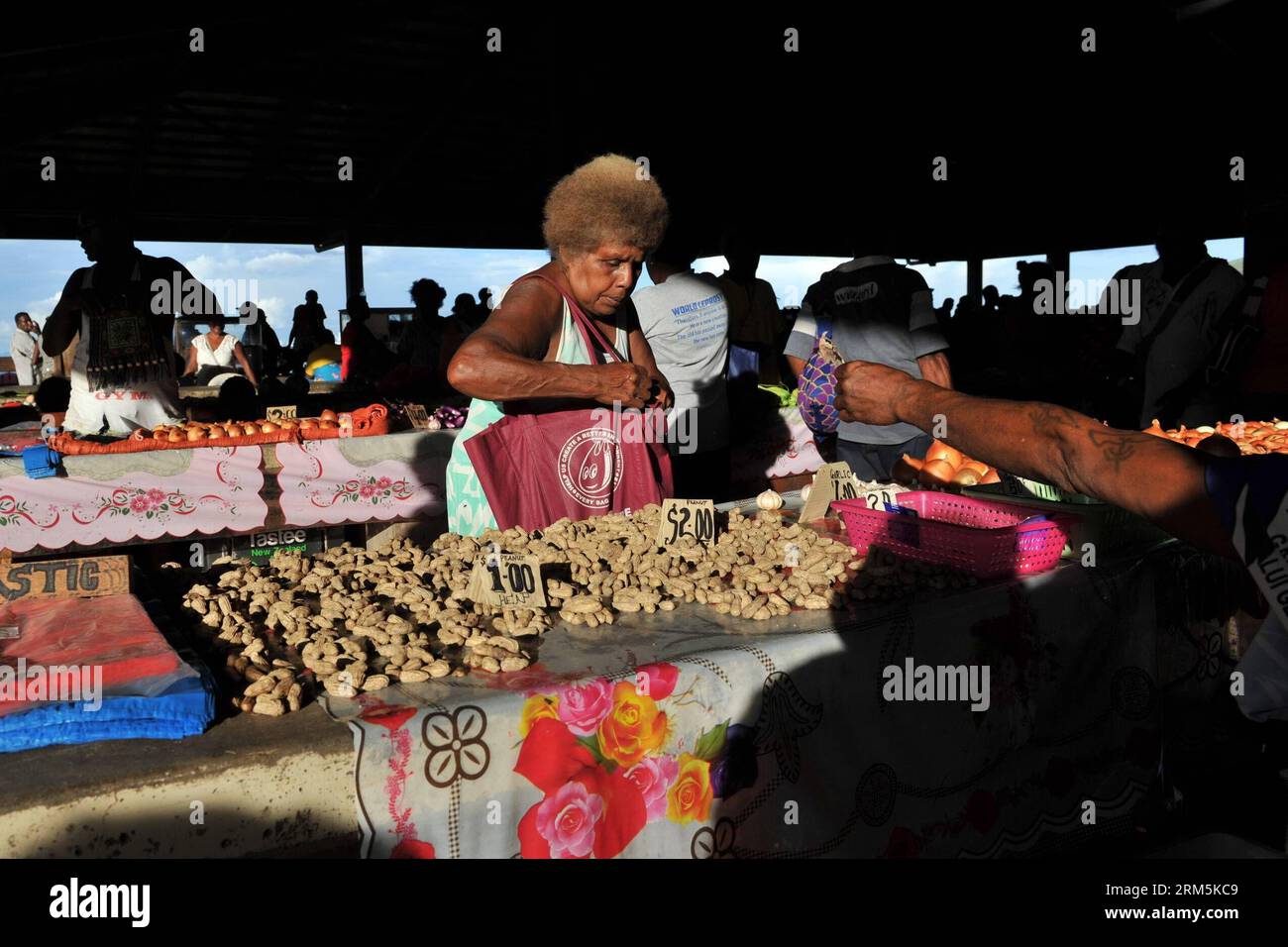 Bildnummer: 60679969  Datum: 28.10.2013  Copyright: imago/Xinhua (131103) -- HONIARA, Oct. 28, 2013 (Xinhua) -- buy goods at a market in Honiara, capital of the Solomon Islands, Oct. 28, 2013. (Xinhua/Gao Junxian) (dzl) SOLOMEN ISLANDS-HONIARA-LIFE PUBLICATIONxNOTxINxCHN Gesellschaft x2x xkg 2013 quer o0 Nüsse Erdnüsse Markt Salomonen     60679969 Date 28 10 2013 Copyright Imago XINHUA  Honiara OCT 28 2013 XINHUA Buy Goods AT a Market in Honiara Capital of The Solomon Islands OCT 28 2013 XINHUA Gao  dzl  Islands Honiara Life PUBLICATIONxNOTxINxCHN Society x2x xkg 2013 horizontal o0 Nuts Peanut Stock Photo