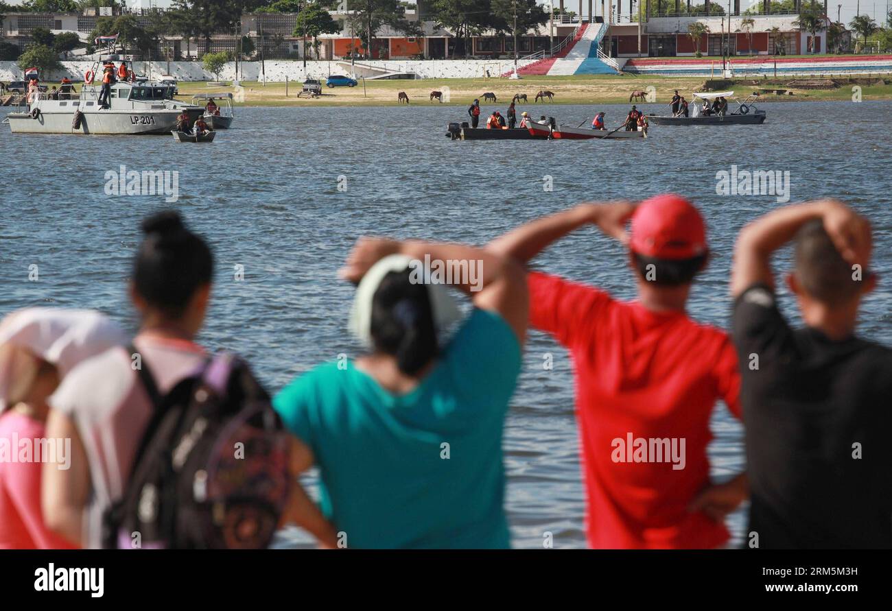 Bildnummer: 60685297  Datum: 06.11.2013  Copyright: imago/Xinhua ASUNCION, Nov. 6, 2013 (Xinhua) -- Rescuers search the missing victims after the accident of a navy vessel at the Asuncion Bay in Paraguay, on Nov. 6, 2013. Three sailors died and two others went missing during the accident. (Xinhua/Rene Gonzalez) (py) PARAGUAY-ASUNCION-ACCIDENT PUBLICATIONxNOTxINxCHN Gesellschaft Schiffsunglück Schiff Unglück x0x xsk 2013 quer     60685297 Date 06 11 2013 Copyright Imago XINHUA Asuncion Nov 6 2013 XINHUA Rescue Search The Missing Victims After The accident of a Navy Vessel AT The Asuncion Bay in Stock Photo