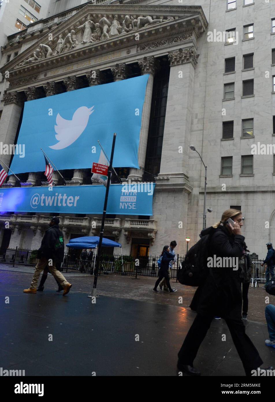 Bildnummer: 60688266  Datum: 07.11.2013  Copyright: imago/Xinhua (131107) -- NEW YORK, Nov. 7, 2013 (Xinhua) -- Pedestrians pass by a giant logo of Twitter hanging on the front gate of the New York Stock Exchange (NYSE) in New York, U.S., Nov. 7, 2013. Social network giant Twitter Inc. began trading under the symbol TWTR on the New York Stock Exchange and closed at 44.9 dollars on Thursday. (Xinhua/Wang Lei) US-NEW YORK-NYSE-TWITTER-IPO PUBLICATIONxNOTxINxCHN Wirtschaft NYSE Börse Börsengang Twitter xdp x0x 2013 hoch premiumd      60688266 Date 07 11 2013 Copyright Imago XINHUA  New York Nov 7 Stock Photo