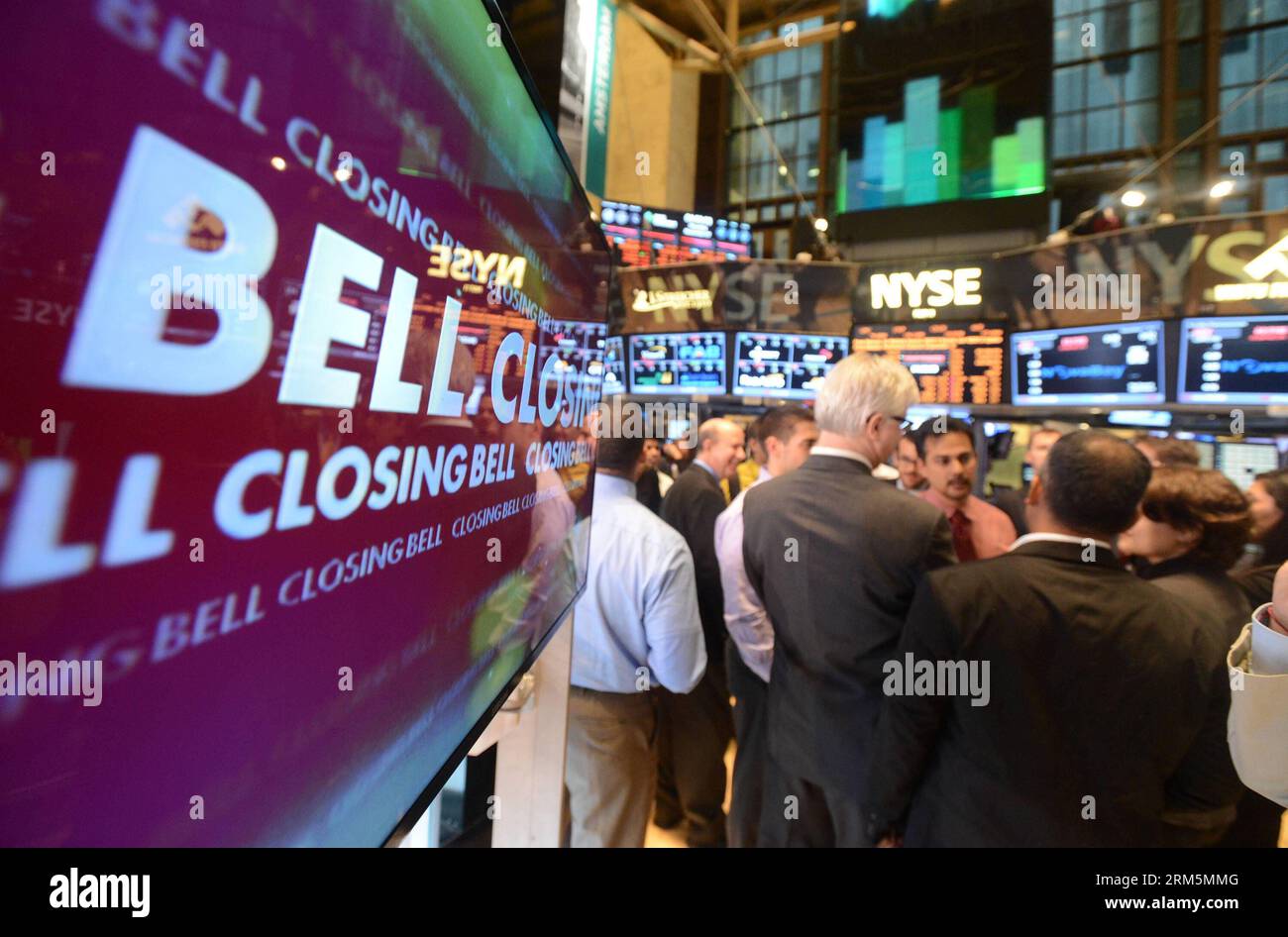 Bildnummer: 60688257  Datum: 07.11.2013  Copyright: imago/Xinhua (131107) -- NEW YORK, Nov. 7, 2013 (Xinhua) -- Traders work in the New York Stock Exchange (NYSE) in New York, U.S., Nov. 7, 2013. Social network giant Twitter Inc. began trading under the symbol TWTR on the New York Stock Exchange and closed at 44.9 dollars on Thursday. (Xinhua/Wang Lei) US-NEW YORK-NYSE-TWITTER-IPO PUBLICATIONxNOTxINxCHN Wirtschaft NYSE Börse Börsengang Twitter xdp x0x 2013 quer      60688257 Date 07 11 2013 Copyright Imago XINHUA  New York Nov 7 2013 XINHUA Traders Work in The New York Stick Exchange NYSE in N Stock Photo