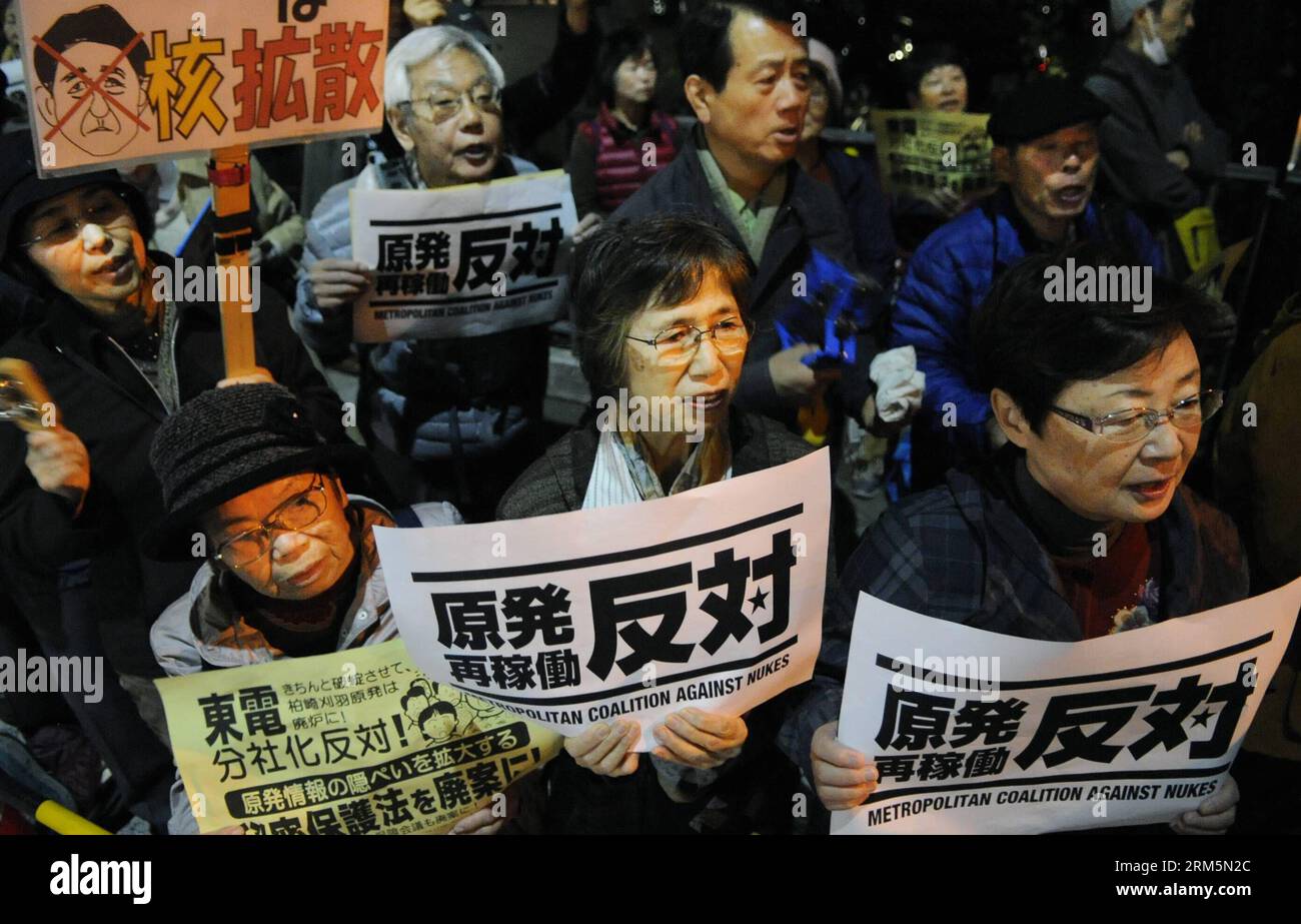 Bildnummer: 60689810  Datum: 08.11.2013  Copyright: imago/Xinhua (131108) -- TOKYO, Nov. 8, 2013 (Xinhua) -- Demonstrators holding placards shout slogans during an anti-nuke demonstration in front of the Prime Minister s official residence in Tokyo, Japan, Nov. 8, 2013. (Xinhua/Stringer)(hy) JAPAN-TOKYO-ANTI-NUKE-DEMONSTRATION PUBLICATIONxNOTxINxCHN Atomwaffen Gegner Protest Atombombe xns x0x 2013 quer premiumd      60689810 Date 08 11 2013 Copyright Imago XINHUA  Tokyo Nov 8 2013 XINHUA demonstrator Holding placards Shout Slogans during to Anti nuke Demonstration in Front of The Prime Ministe Stock Photo