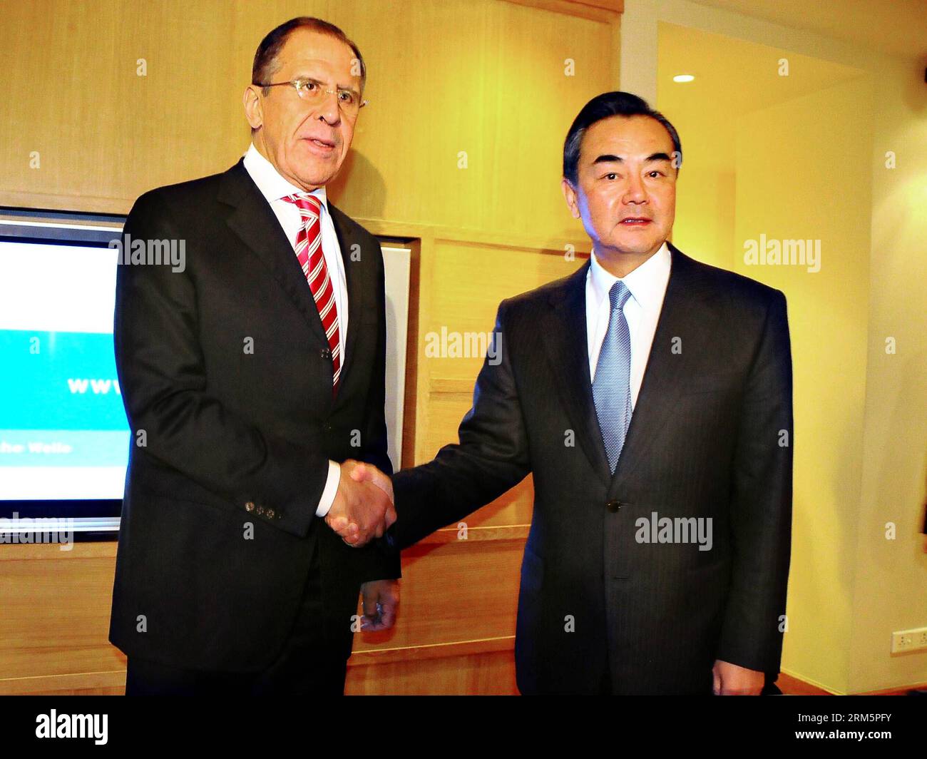 Bildnummer: 60698070  Datum: 10.11.2013  Copyright: imago/Xinhua (131110) -- NEW DELHI, Nov. 10, 2013 (Xinhua) -- Chinese Foreign Minster Wang Yi (R) meets with Russian Foreign Minister Sergei Lavrov in New Delhi, capital of India, Nov. 10, 2013. (Xinhua/Chen Xuelian) INDIA-NEW DELHI-CHINA-RUSSIA-MEETING PUBLICATIONxNOTxINxCHN People xcb x0x 2013 quer premiumd      60698070 Date 10 11 2013 Copyright Imago XINHUA 131110 New Delhi Nov 10 2013 XINHUA Chinese Foreign Minster Wang Yi r Meets With Russian Foreign Ministers Sergei Lavrov in New Delhi Capital of India Nov 10 2013 XINHUA Chen  India Ne Stock Photo