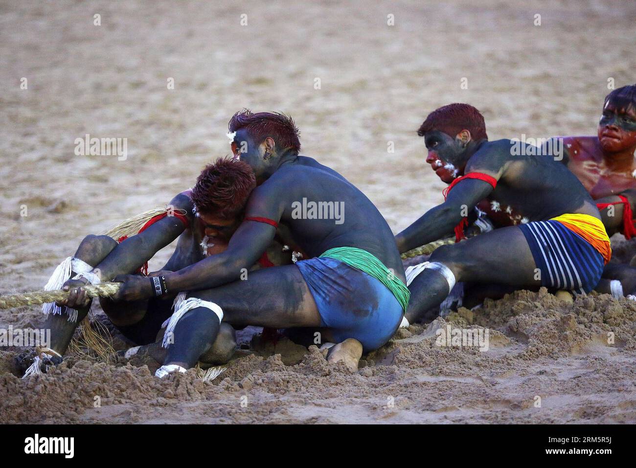 Bildnummer: 60702574  Datum: 11.11.2013  Copyright: imago/Xinhua (131112) -- CUIABA,  (Xinhua) -- Competitors participate in the Brazils International Games of Indigenous People, in Cuiaba, capital of Mato Grosso state, western Brazil, on Nov. 11, 2013. Around 1,500 natives of 49 ethnic groups from Brazil and other 17 countries gather at Cuiaba until November 16. (Xinhua/Rahel Patrasso) (rt) (sp) (SP)BRAZIL-CUIABA-SPORTS-ETHNIC GAMES PUBLICATIONxNOTxINxCHN Gesellschaft x2x xkg 2013 quer  o0 Brasilien Indigene Bevölkerung Spiele Tradition Tauziehen     60702574 Date 11 11 2013 Copyright Imago X Stock Photo