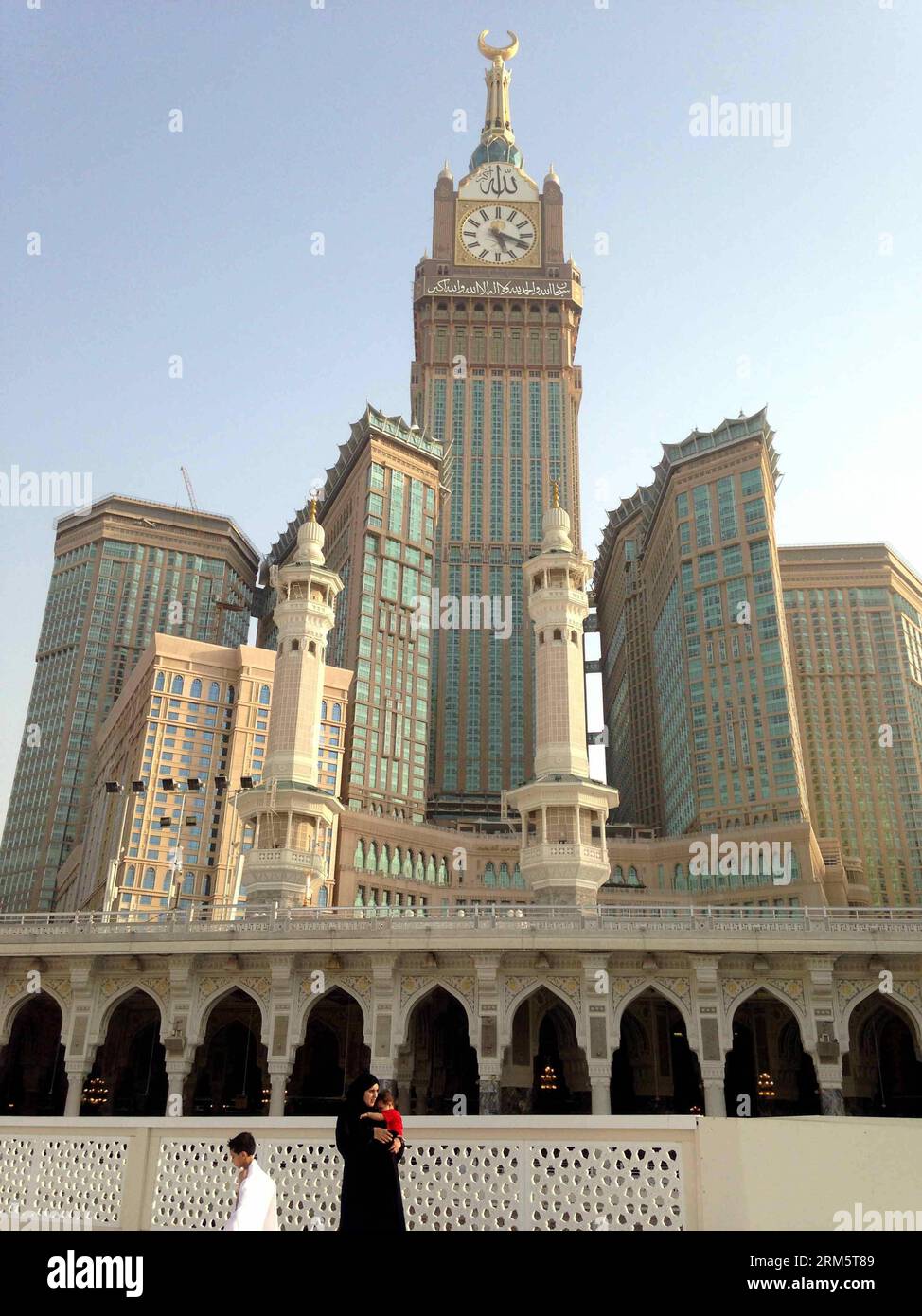 Bildnummer: 60714725  Datum: 14.11.2013  Copyright: imago/Xinhua (131114) -- RIYADH, Nov. 14, 2013 (Xinhua) -- Picture taken on Oct. 10, 2013 shows Makkah Tower in Makkah, Saudi Arabia. Makkah Tower retains its place as the 2nd tallest building in the world. Standing at the height of 1,972 feet (601.07 m), the Abraj Al-Bait Tower, also known as Makkah Royal Clock Tower, has been declared the second tallest building in the world by the United States Council on Tall Buildings and Urban Habitat that is recognized as a world authority on supersized skyscrapers. Only Burj Khalifa in Dubai, which is Stock Photo