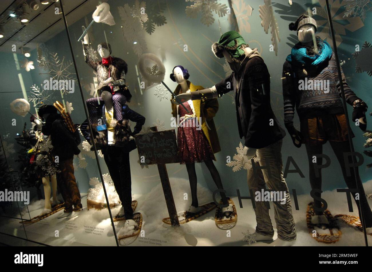 Bildnummer 60724201 Datum 16.11.2013 Copyright imago Xinhua Photo taken on Nov. 16 2013 shows a Christmas window display of Prada and Michael Kors designs at the high end clothing store of Holt Renfre...