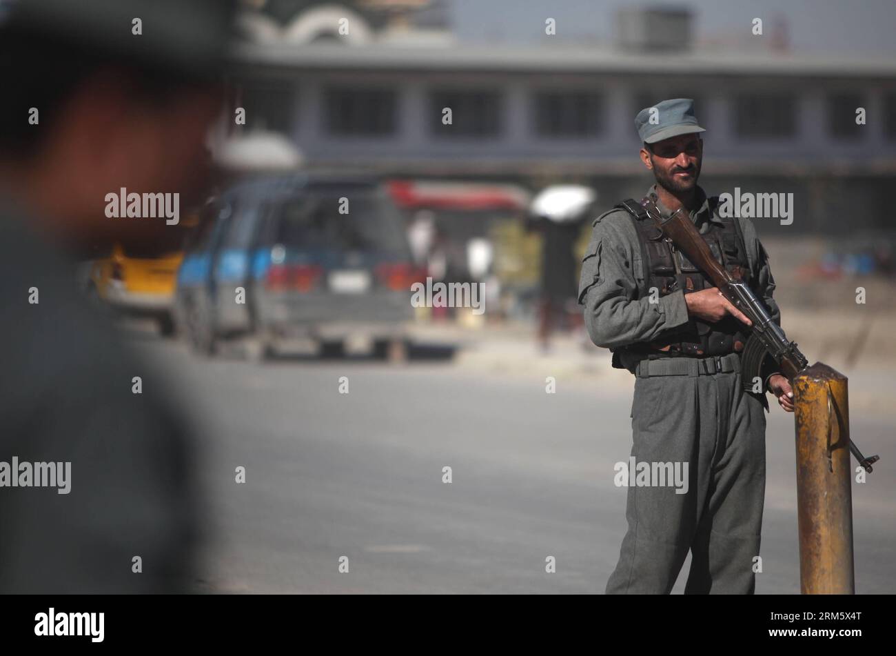 Bildnummer: 60730181  Datum: 19.11.2013  Copyright: imago/Xinhua (131119) -- KABUL, Nov. 19, 2013 (Xinhua) -- Afghan policemen stand guard at a police checkpoint in Kabul, Afghanistan on November 19, 2013. The government of Afghanistan has tightened security ahead of the traditional Loya Jirga or grand assembly of tribal chieftains, notables and government functionaries, which is due to be convened on Thursday to discuss the controversial security pact with the United States. (Xinhua/Ahmad Massoud) AFGHANISTAN-KABUL-LOYA JIRGA-SECURITY PUBLICATIONxNOTxINxCHN Gesellschaft Sicherheit Grenze Gren Stock Photo