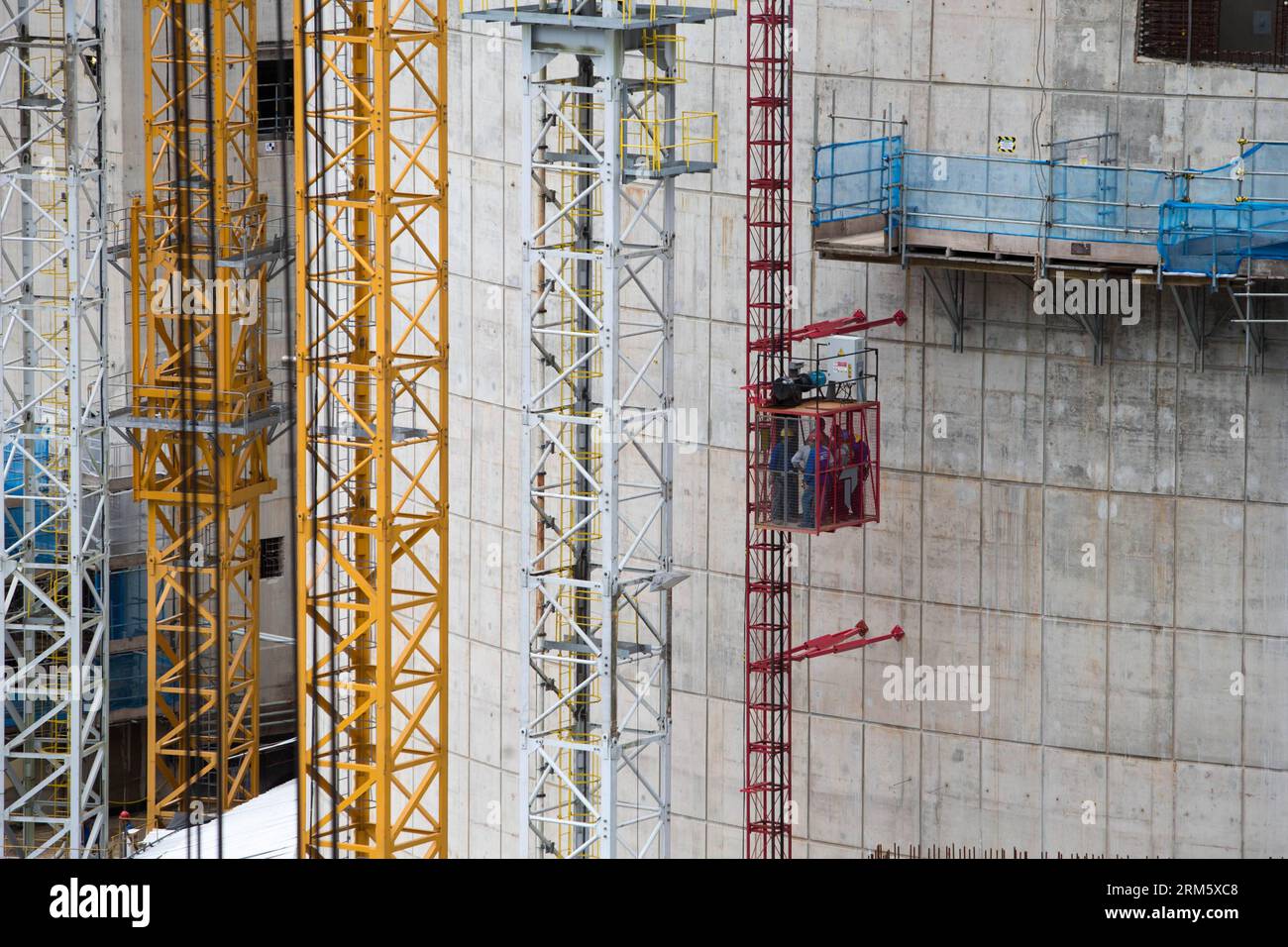 Bildnummer: 60731060  Datum: 18.11.2013  Copyright: imago/Xinhua Construction workers take an elevator to the top of the containment envelope of the Angra III nuclear reactor in the city of Angra dos Reis, Rio de Janeiro, Nov. 18, 2013. Angra Nuclear Power Plant is the only nuclear power plant in Brazil. It locates on the Itaorna Beach in the city of Angra dos Reis of Rio de Janeiro. Currently it has two pressurized water reactor, Angra I, with a gross output of 640 Mega Watts of electricity and Angra II with a gross output of 1350 Mega Watts of electricity. The third reactor, Angra III, is un Stock Photo