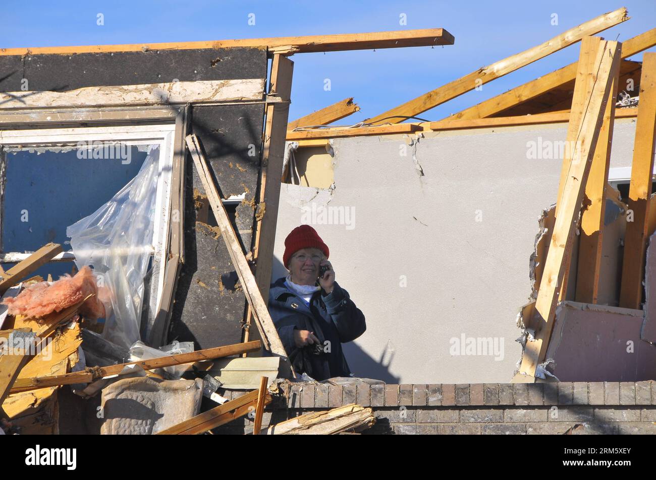 Bildnummer: 60732974  Datum: 19.11.2013  Copyright: imago/Xinhua ILLINOIS, Nov. 19, 2013 (Xinhua) -- A local resident stands in ruins after a tornado attack in the town of Washington in Illinois, the United States, on Nov. 19, 2013. At least 16 were killed during tornado attacks on Sunday, according to the National Weather Service. (Xinhua/Zhang Baoping)(ybg) US-ILLINOIS-TORNADO PUBLICATIONxNOTxINxCHN Gesellschaft USA Naturkatastrophe x0x xsk 2013 quer     60732974 Date 19 11 2013 Copyright Imago XINHUA Illinois Nov 19 2013 XINHUA a Local Resident stands in Ruins After a Tornado Attack in The Stock Photo
