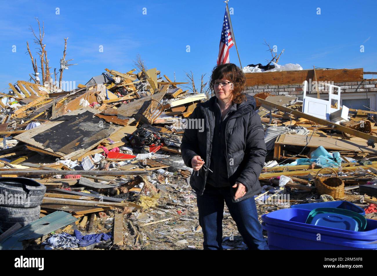 Bildnummer: 60732976  Datum: 19.11.2013  Copyright: imago/Xinhua ILLINOIS, Nov. 19, 2013 (Xinhua) -- A local resident stands in ruins after a tornado attack in the town of Washington in Illinois, the United States, on Nov. 19, 2013. At least 16 were killed during tornado attacks on Sunday, according to the National Weather Service. (Xinhua/Zhang Baoping)(ybg) US-ILLINOIS-TORNADO PUBLICATIONxNOTxINxCHN Gesellschaft USA Naturkatastrophe x0x xsk 2013 quer     60732976 Date 19 11 2013 Copyright Imago XINHUA Illinois Nov 19 2013 XINHUA a Local Resident stands in Ruins After a Tornado Attack in The Stock Photo