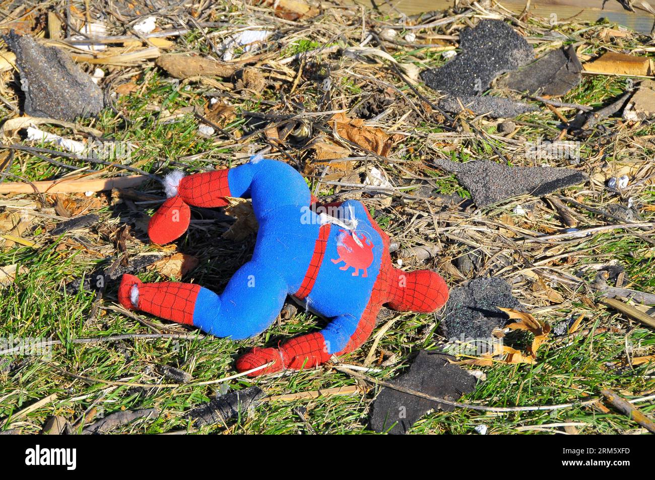 Bildnummer: 60732971  Datum: 19.11.2013  Copyright: imago/Xinhua ILLINOIS, Nov. 19, 2013 (Xinhua) -- A spiderman toy lies in ruins after a tornado attack in the town of Washington in Illinois, the United States, on Nov. 19, 2013. At least 16 were killed during tornado attacks on Sunday, according to the National Weather Service. (Xinhua/Zhang Baoping)(ybg) US-ILLINOIS-TORNADO PUBLICATIONxNOTxINxCHN Gesellschaft USA Naturkatastrophe x0x xsk 2013 quer     60732971 Date 19 11 2013 Copyright Imago XINHUA Illinois Nov 19 2013 XINHUA a Spiderman Toy Lies in Ruins After a Tornado Attack in The Town o Stock Photo