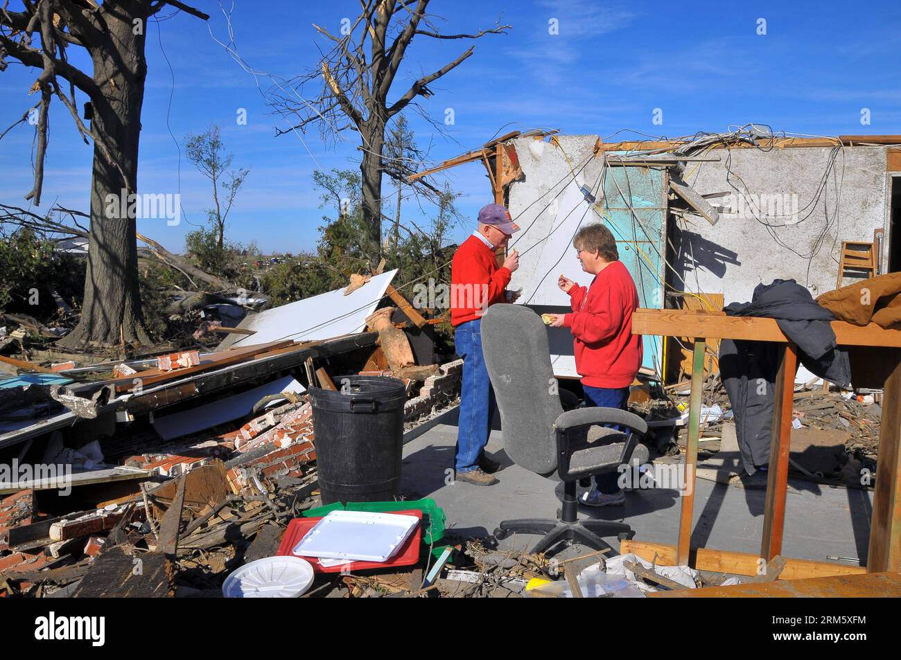 Bildnummer: 60732977  Datum: 19.11.2013  Copyright: imago/Xinhua ILLINOIS, Nov. 19, 2013 (Xinhua) -- Local residents work in ruins after a tornado attack in the town of Washington in Illinois, the United States, on Nov. 19, 2013. At least 16 were killed during tornado attacks on Sunday, according to the National Weather Service. (Xinhua/Zhang Baoping)(ybg) US-ILLINOIS-TORNADO PUBLICATIONxNOTxINxCHN Gesellschaft USA Naturkatastrophe x0x xsk 2013 quer     60732977 Date 19 11 2013 Copyright Imago XINHUA Illinois Nov 19 2013 XINHUA Local Residents Work in Ruins After a Tornado Attack in The Town o Stock Photo