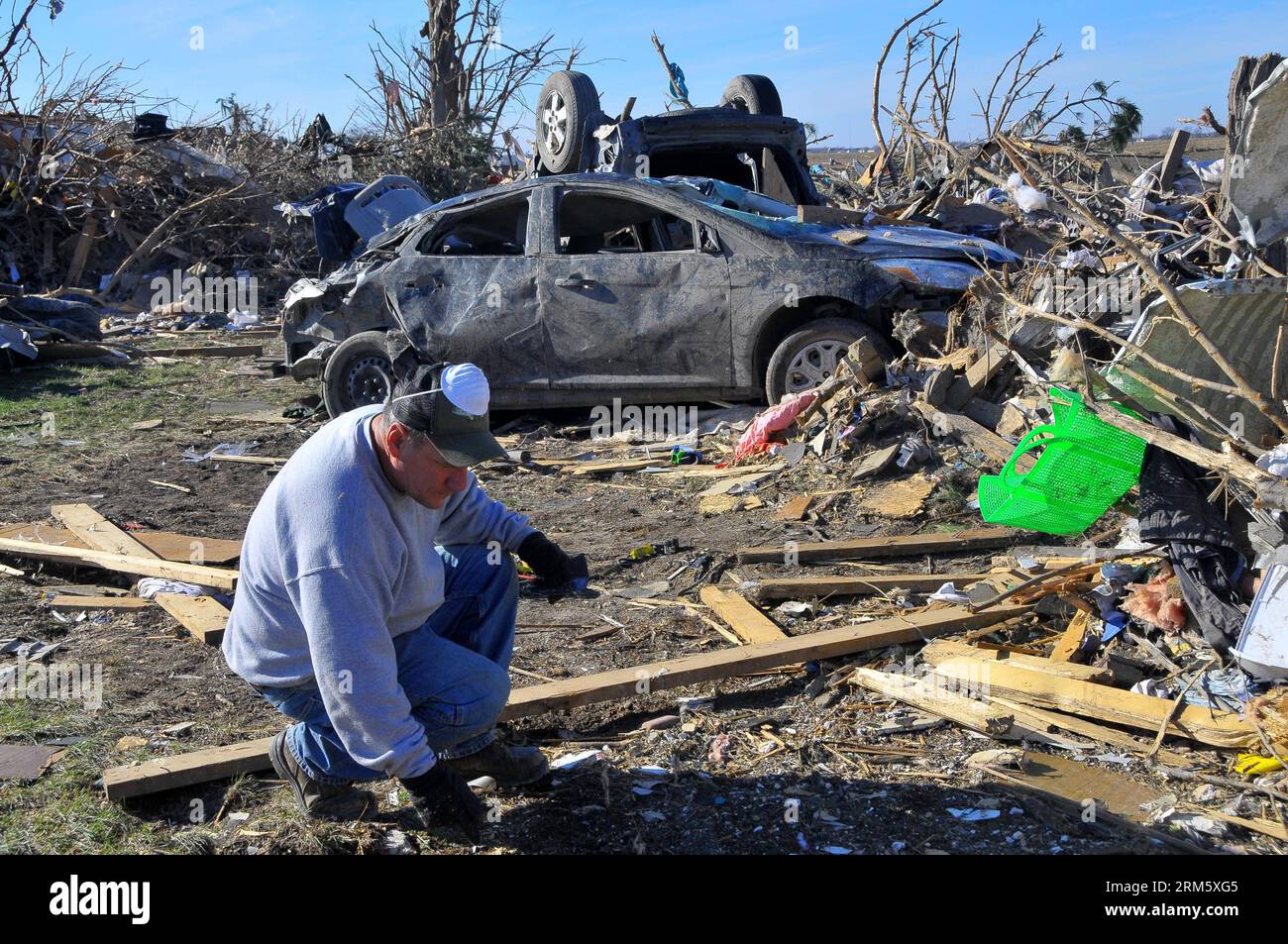 Bildnummer: 60732978  Datum: 19.11.2013  Copyright: imago/Xinhua ILLINOIS, Nov. 19, 2013 (Xinhua) -- A local resident works in ruins after a tornado attack in the town of Washington in Illinois, the United States, on Nov. 19, 2013. At least 16 were killed during tornado attacks on Sunday, according to the National Weather Service. (Xinhua/Zhang Baoping)(ybg) US-ILLINOIS-TORNADO PUBLICATIONxNOTxINxCHN Gesellschaft USA Naturkatastrophe x0x xsk 2013 quer Aufmacher premiumd     60732978 Date 19 11 2013 Copyright Imago XINHUA Illinois Nov 19 2013 XINHUA a Local Resident Works in Ruins After a Torna Stock Photo