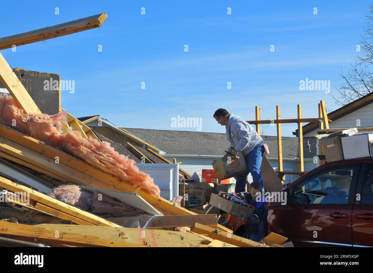 Bildnummer: 60732972  Datum: 19.11.2013  Copyright: imago/Xinhua ILLINOIS, Nov. 19, 2013 (Xinhua) -- Local residents work in ruins after a tornado attack in the town of Washington in Illinois, the United States, on Nov. 19, 2013. At least 16 were killed during tornado attacks on Sunday, according to the National Weather Service. (Xinhua/Zhang Baoping)(ybg) US-ILLINOIS-TORNADO PUBLICATIONxNOTxINxCHN Gesellschaft USA Naturkatastrophe x0x xsk 2013 quer     60732972 Date 19 11 2013 Copyright Imago XINHUA Illinois Nov 19 2013 XINHUA Local Residents Work in Ruins After a Tornado Attack in The Town o Stock Photo