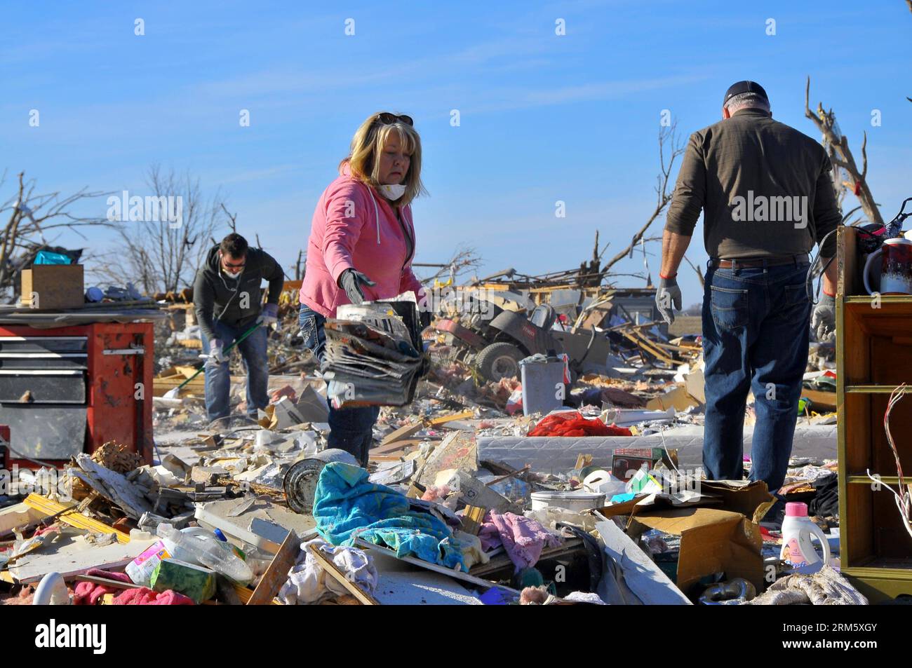 Bildnummer: 60732975  Datum: 19.11.2013  Copyright: imago/Xinhua ILLINOIS, Nov. 19, 2013 (Xinhua) -- Local residents work in ruins after a tornado attack in the town of Washington in Illinois, the United States, on Nov. 19, 2013. At least 16 were killed during tornado attacks on Sunday, according to the National Weather Service. (Xinhua/Zhang Baoping)(ybg) US-ILLINOIS-TORNADO PUBLICATIONxNOTxINxCHN Gesellschaft USA Naturkatastrophe x0x xsk 2013 quer     60732975 Date 19 11 2013 Copyright Imago XINHUA Illinois Nov 19 2013 XINHUA Local Residents Work in Ruins After a Tornado Attack in The Town o Stock Photo