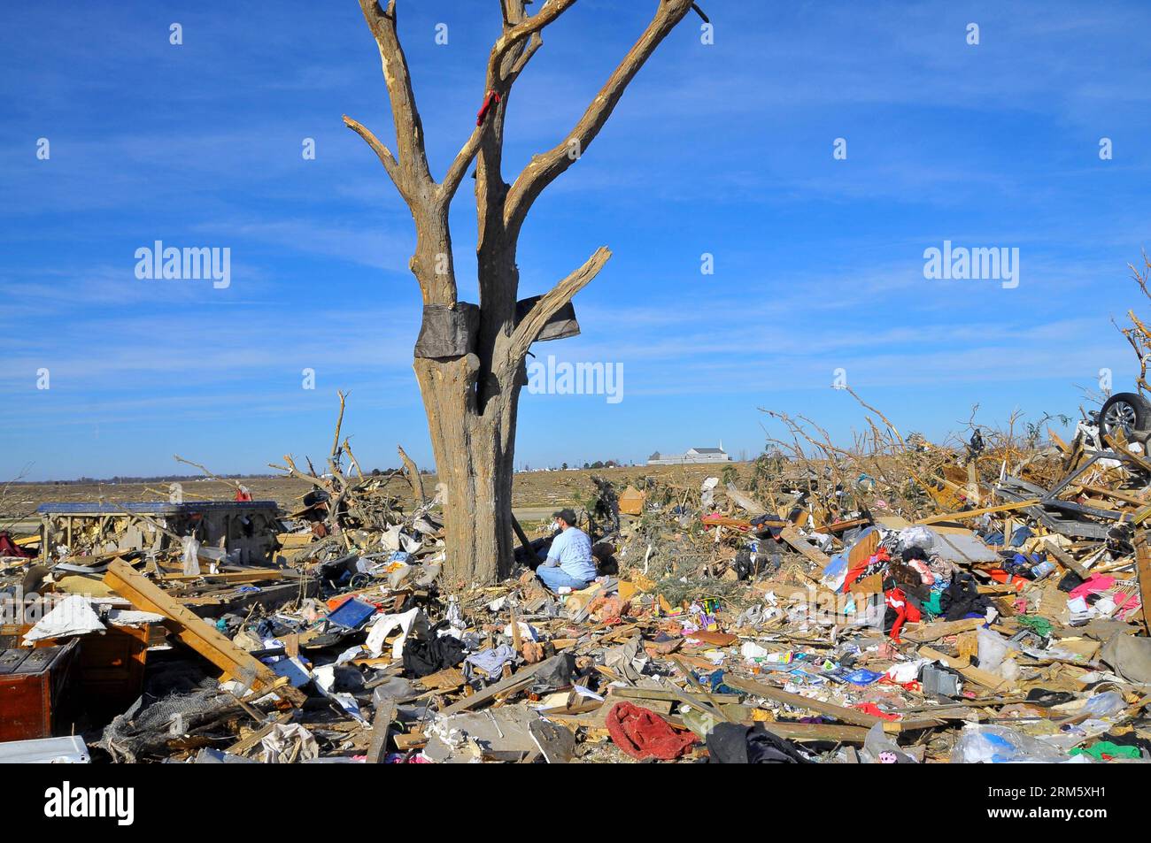Bildnummer: 60732979  Datum: 19.11.2013  Copyright: imago/Xinhua ILLINOIS, Nov. 19, 2013 (Xinhua) -- A local resident sits in ruins after a tornado attack in the town of Washington in Illinois, the United States, on Nov. 19, 2013. At least 16 were killed during tornado attacks on Sunday, according to the National Weather Service. (Xinhua/Zhang Baoping)(ybg) US-ILLINOIS-TORNADO PUBLICATIONxNOTxINxCHN Gesellschaft USA Naturkatastrophe x0x xsk 2013 quer Aufmacher premiumd     60732979 Date 19 11 2013 Copyright Imago XINHUA Illinois Nov 19 2013 XINHUA a Local Resident sits in Ruins After a Tornado Stock Photo