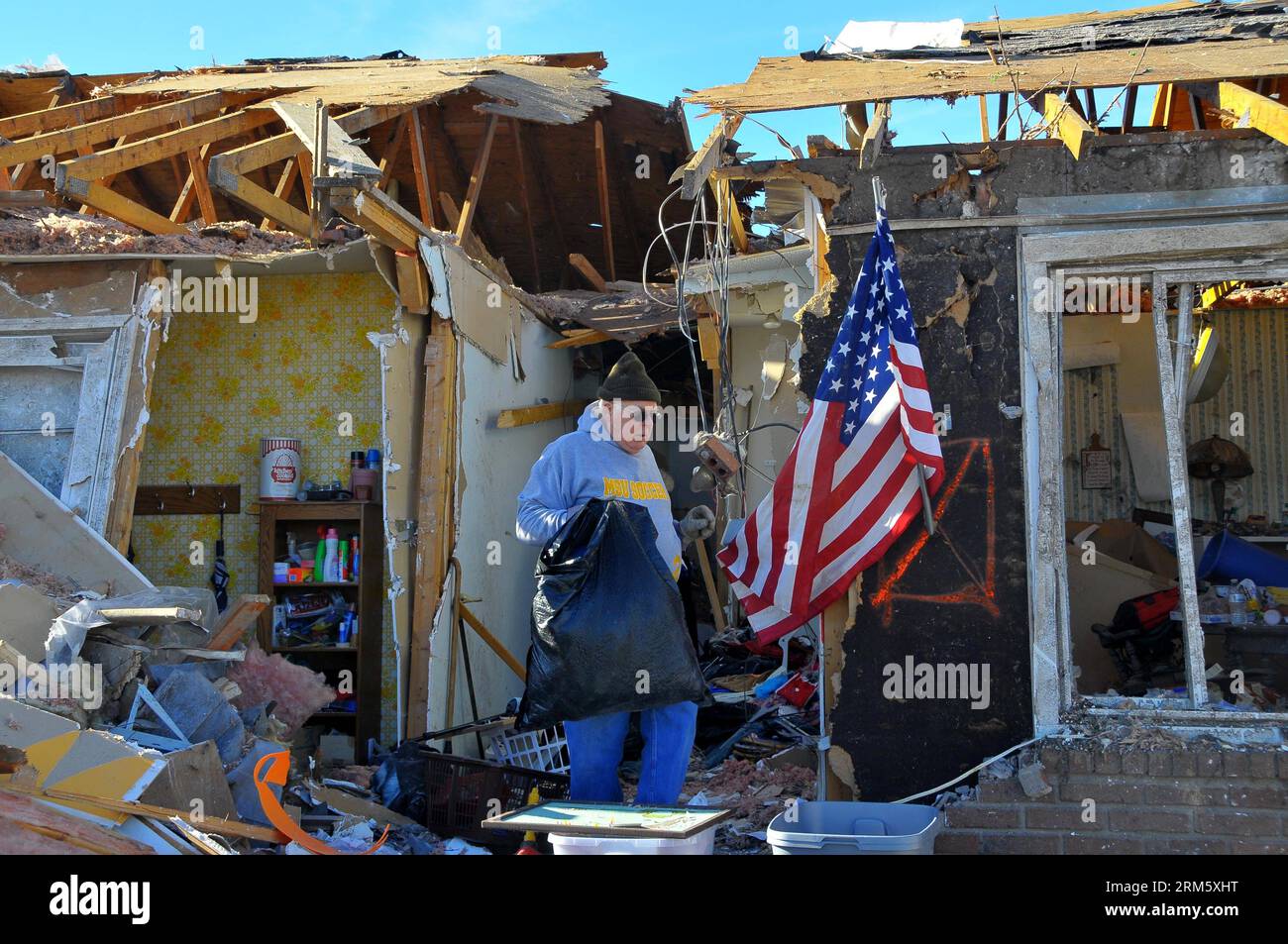 Bildnummer: 60732983  Datum: 19.11.2013  Copyright: imago/Xinhua ILLINOIS, Nov. 19, 2013 (Xinhua) -- A local resident works in ruins after a tornado attack in the town of Washington in Illinois, the United States, on Nov. 19, 2013. At least 16 were killed during tornado attacks on Sunday, according to the National Weather Service. (Xinhua/Zhang Baoping)(ybg) US-ILLINOIS-TORNADO PUBLICATIONxNOTxINxCHN Gesellschaft USA Naturkatastrophe x0x xsk 2013 quer Aufmacher premiumd     60732983 Date 19 11 2013 Copyright Imago XINHUA Illinois Nov 19 2013 XINHUA a Local Resident Works in Ruins After a Torna Stock Photo