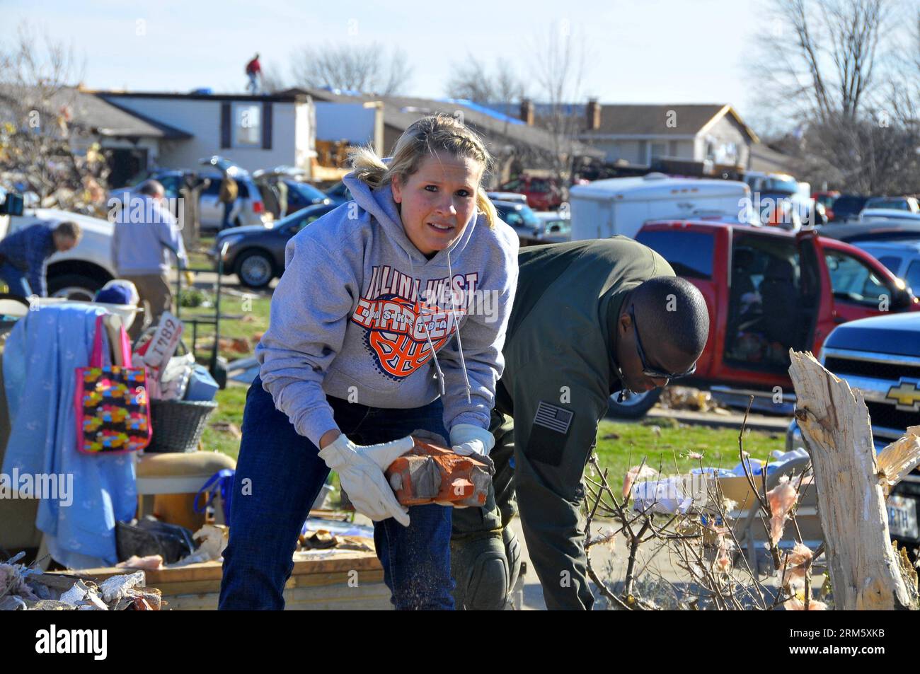 Bildnummer: 60732981  Datum: 19.11.2013  Copyright: imago/Xinhua ILLINOIS, Nov. 19, 2013 (Xinhua) -- Local residents work in ruins after a tornado attack in the town of Washington in Illinois, the United States, on Nov. 19, 2013. At least 16 were killed during tornado attacks on Sunday, according to the National Weather Service. (Xinhua/Zhang Baoping)(ybg) US-ILLINOIS-TORNADO PUBLICATIONxNOTxINxCHN Gesellschaft USA Naturkatastrophe x0x xsk 2013 quer Aufmacher premiumd     60732981 Date 19 11 2013 Copyright Imago XINHUA Illinois Nov 19 2013 XINHUA Local Residents Work in Ruins After a Tornado A Stock Photo