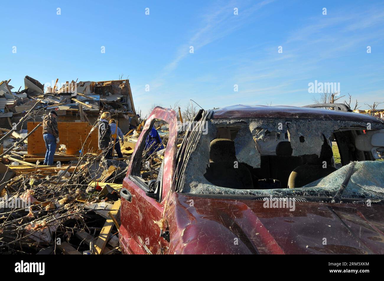 Bildnummer: 60732980  Datum: 19.11.2013  Copyright: imago/Xinhua ILLINOIS, Nov. 19, 2013 (Xinhua) -- Local residents work in ruins after a tornado attack in the town of Washington in Illinois, the United States, on Nov. 19, 2013. At least 16 were killed during tornado attacks on Sunday, according to the National Weather Service. (Xinhua/Zhang Baoping)(ybg) US-ILLINOIS-TORNADO PUBLICATIONxNOTxINxCHN Gesellschaft USA Naturkatastrophe x0x xsk 2013 quer Aufmacher premiumd     60732980 Date 19 11 2013 Copyright Imago XINHUA Illinois Nov 19 2013 XINHUA Local Residents Work in Ruins After a Tornado A Stock Photo