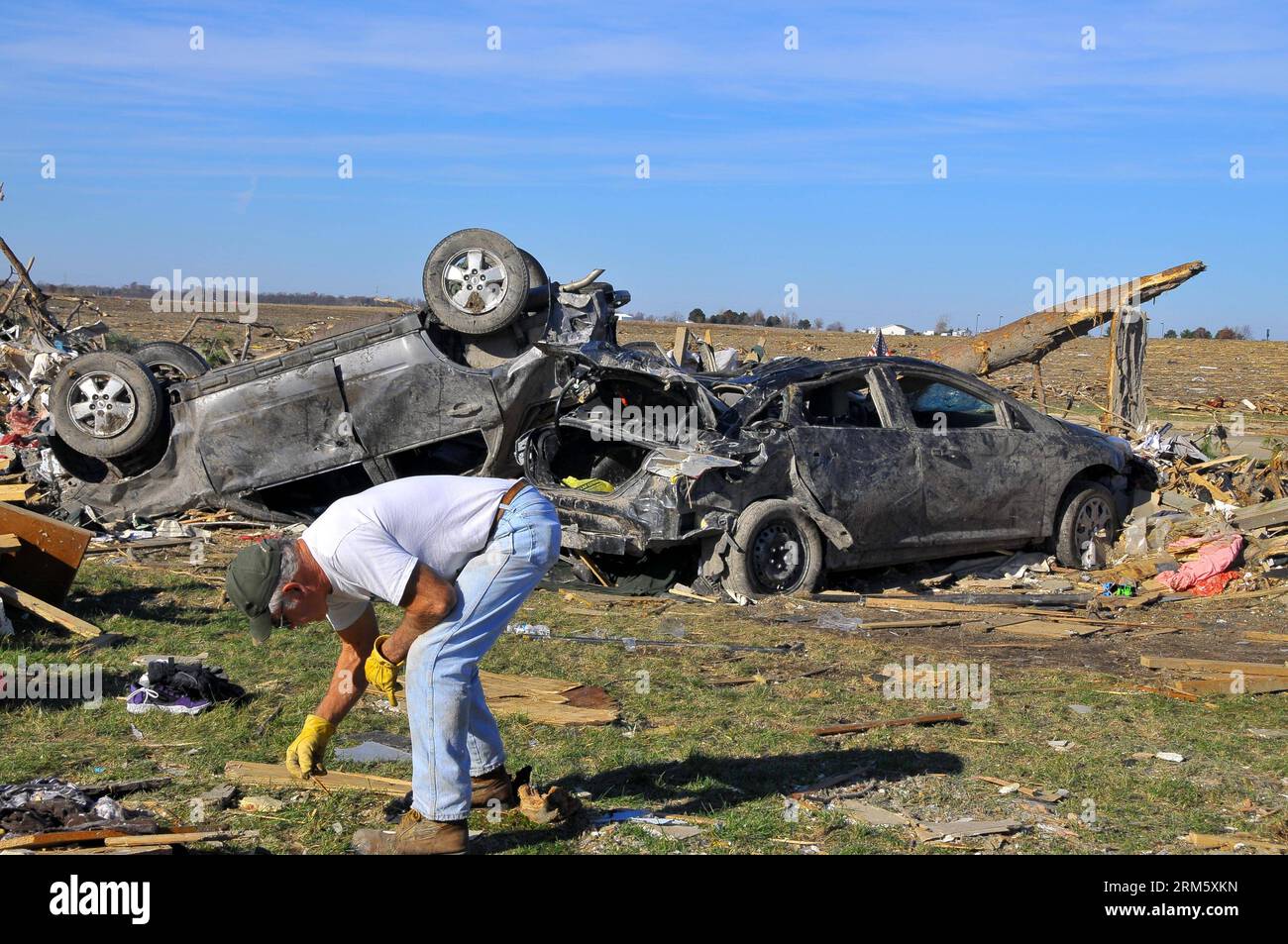 Bildnummer: 60732984  Datum: 19.11.2013  Copyright: imago/Xinhua ILLINOIS, Nov. 19, 2013 (Xinhua) -- A local resident works in ruins after a tornado attack in the town of Washington in Illinois, the United States, on Nov. 19, 2013. At least 16 were killed during tornado attacks on Sunday, according to the National Weather Service. (Xinhua/Zhang Baoping)(ybg) US-ILLINOIS-TORNADO PUBLICATIONxNOTxINxCHN Gesellschaft USA Naturkatastrophe x0x xsk 2013 quer Aufmacher premiumd     60732984 Date 19 11 2013 Copyright Imago XINHUA Illinois Nov 19 2013 XINHUA a Local Resident Works in Ruins After a Torna Stock Photo