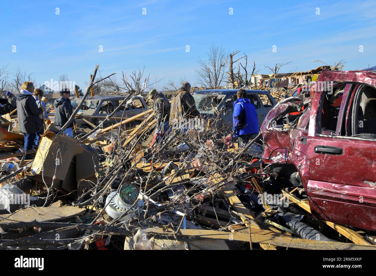 Bildnummer: 60732982  Datum: 19.11.2013  Copyright: imago/Xinhua ILLINOIS, Nov. 19, 2013 (Xinhua) -- Local residents work in ruins after a tornado attack in the town of Washington in Illinois, the United States, on Nov. 19, 2013. At least 16 were killed during tornado attacks on Sunday, according to the National Weather Service. (Xinhua/Zhang Baoping)(ybg) US-ILLINOIS-TORNADO PUBLICATIONxNOTxINxCHN Gesellschaft USA Naturkatastrophe x0x xsk 2013 quer Aufmacher premiumd     60732982 Date 19 11 2013 Copyright Imago XINHUA Illinois Nov 19 2013 XINHUA Local Residents Work in Ruins After a Tornado A Stock Photo