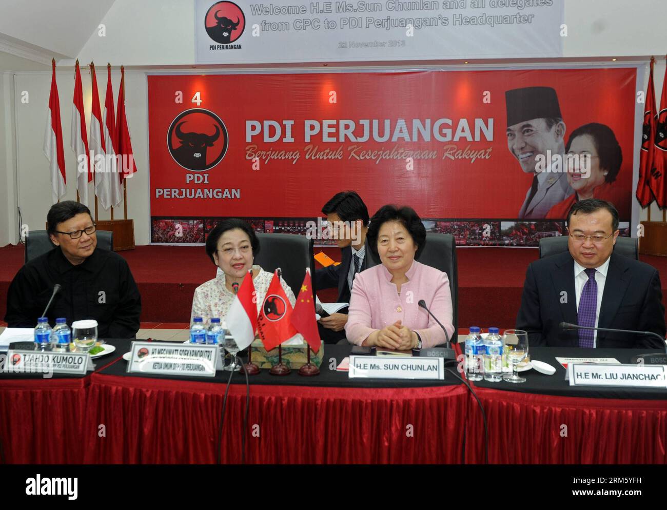 Bildnummer: 60745059  Datum: 22.11.2013  Copyright: imago/Xinhua     Sun Chunlan (2nd R), a member of the Political Bureau of the Central Committee of the Communist Party of China (CPC), meets with Megawati Soekarnoputri (2nd L), chairperson of Indonesia Democratic Party of Struggle (PDIP) in Jakarta, Indonesia, Nov. 22, 2013. (Xinhua/Jiang Fan) INDONESIA-CHINA-SUN CHUNLAN-MEGAWATI-MEETING PUBLICATIONxNOTxINxCHN People Politik x0x xrj 2013 quer Stock Photo