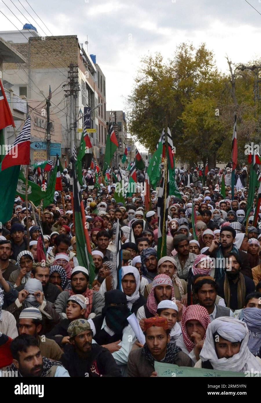Bildnummer: 60745060  Datum: 22.11.2013  Copyright: imago/Xinhua     Supporters of religious group Ahl-i-Sunnat Wal Jamaat (ASWJ) gathered during a protest in southwest Pakistan s Quetta on Nov. 22, 2013. Hundreds of thousands Pakistanis protested across the country on Friday against last week s violence in garrison city of Rawalpindi that killed 11 and injured couple of others. (Xinhua/Asad) PAKISTAN-QUETTA-PROTEST DAY PUBLICATIONxNOTxINxCHN Politik Religion Gesellschaft Demo Demonstrant Protest x0x xrj 2013 hoch Stock Photo