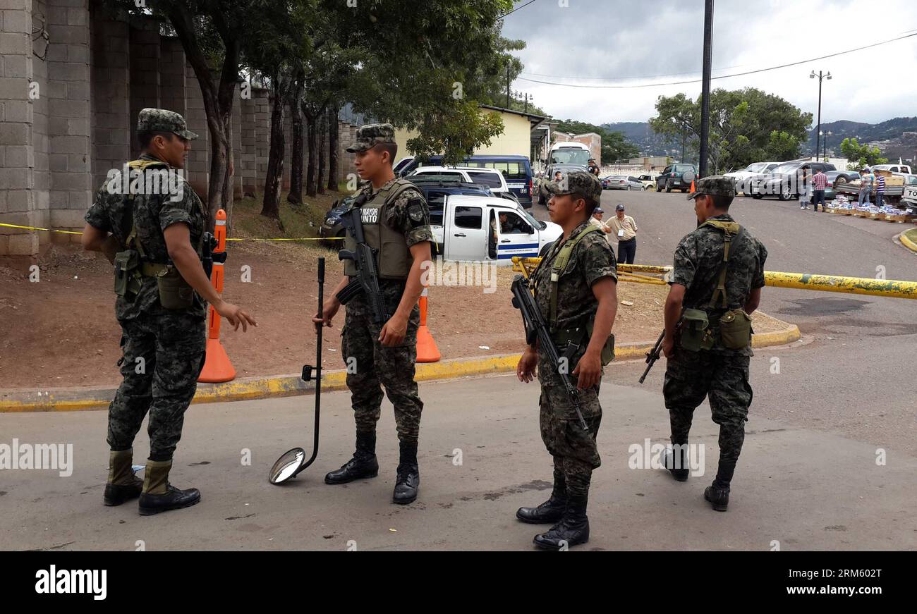 Bildnummer: 60747693  Datum: 23.11.2013  Copyright: imago/Xinhua     Soldiers guard near the supreme electoral committee in Tegucigalpa, Honduras, on Nov. 23, 2013. Honduras raised the security level before the presidential election which will be held , 2013. (Xinhua/Liu Xuan) (ybg) HONDURAS-TEGUCIGALPA-ELECTION-SECURITY PUBLICATIONxNOTxINxCHN Wahl xas x0x 2013 quer Stock Photo
