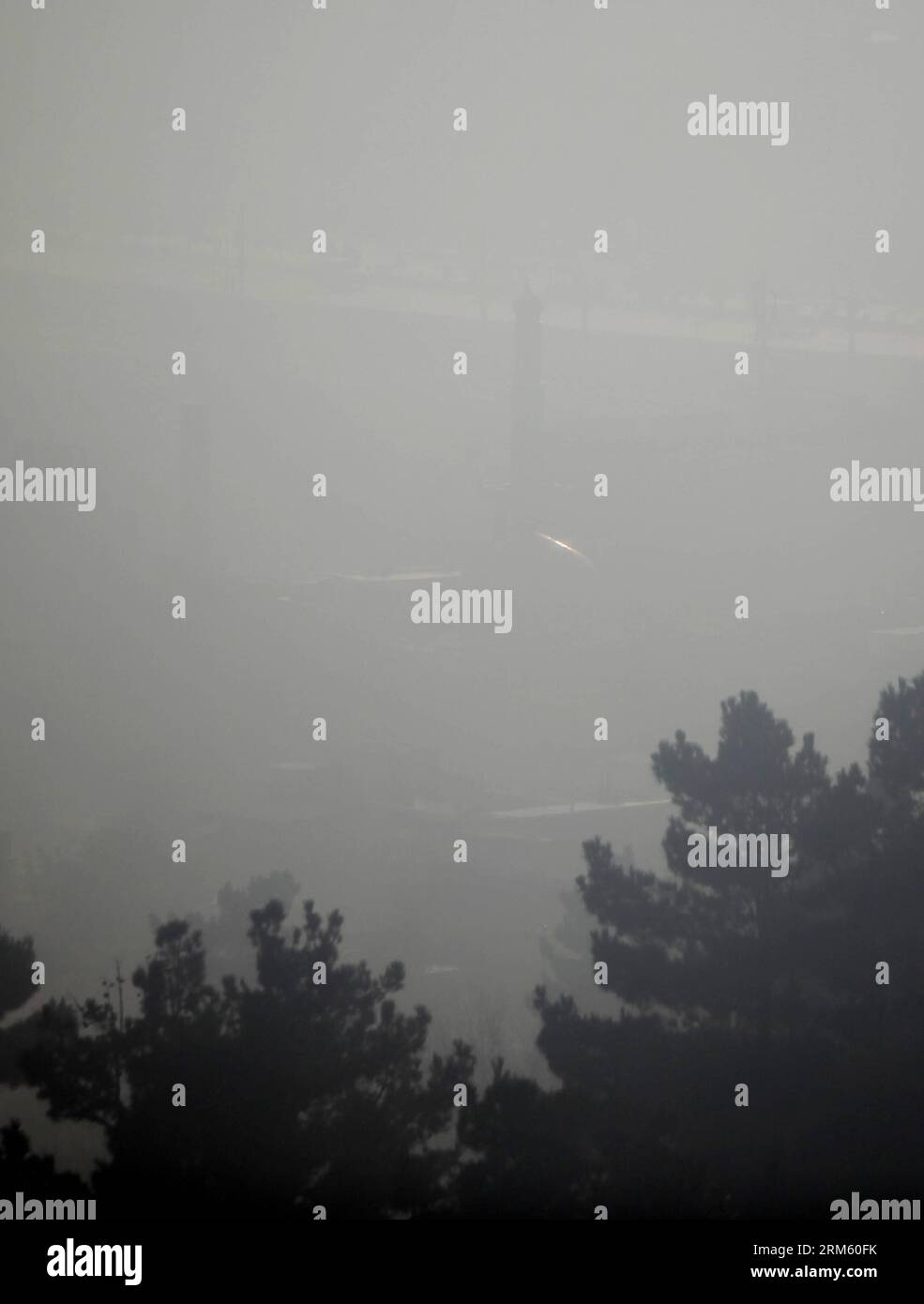 Bildnummer: 60751754  Datum: 24.11.2013  Copyright: imago/Xinhua     Kabul, capital of Afghanistan, is shrouded in heavy fog on Nov. 24, 2013. (Xinhua/Ahmad Massoud) AFGHANISTAN-KABUL-HEAVY FOG PUBLICATIONxNOTxINxCHN Gesellschaft Wetter Nebel xcb x0x 2013 hoch Stock Photo