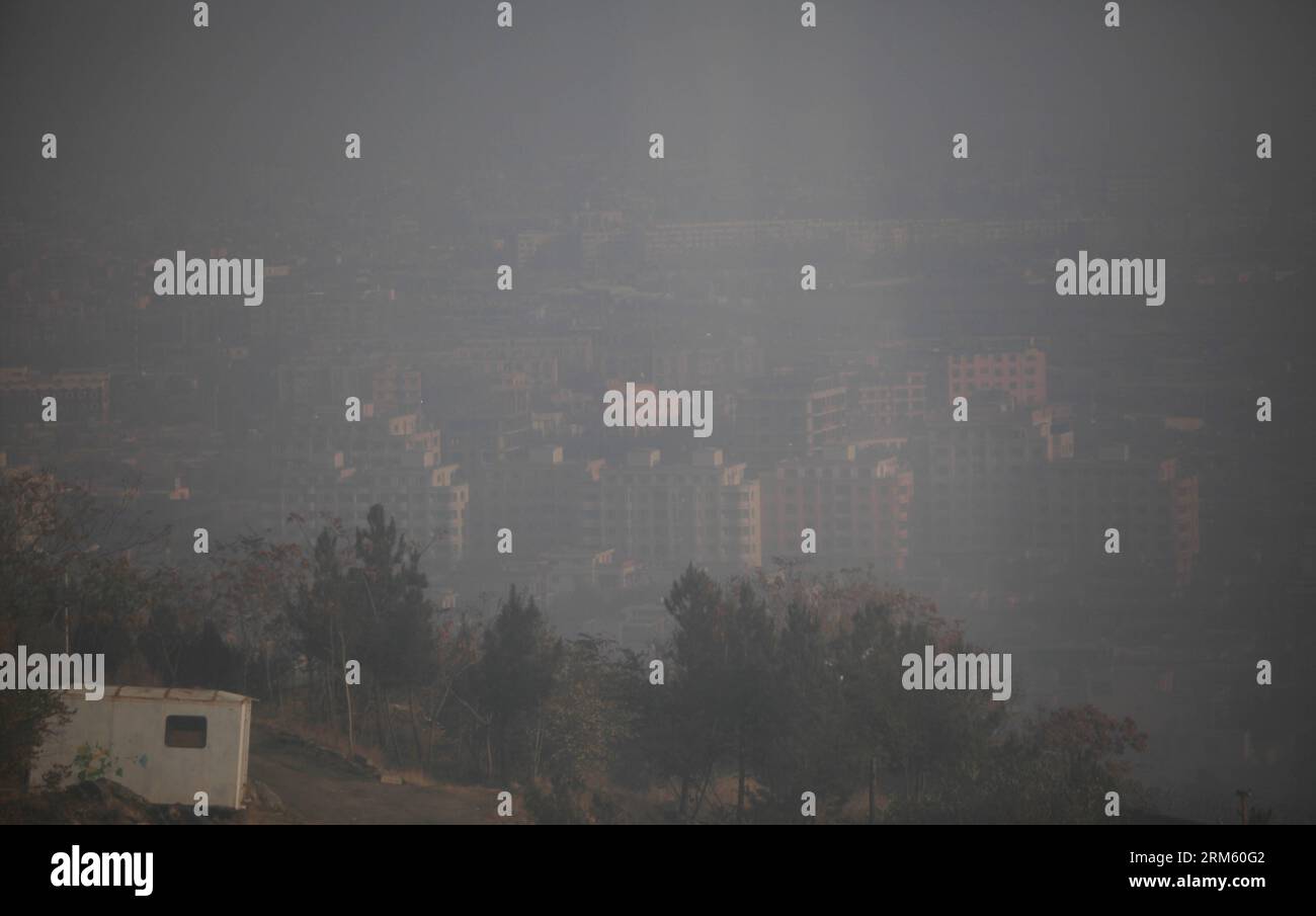 Bildnummer: 60751751  Datum: 24.11.2013  Copyright: imago/Xinhua     Kabul, capital of Afghanistan, is shrouded in heavy fog on Nov. 24, 2013. (Xinhua/Ahmad Massoud) AFGHANISTAN-KABUL-HEAVY FOG PUBLICATIONxNOTxINxCHN Gesellschaft Wetter Nebel xcb x0x 2013 quer Stock Photo