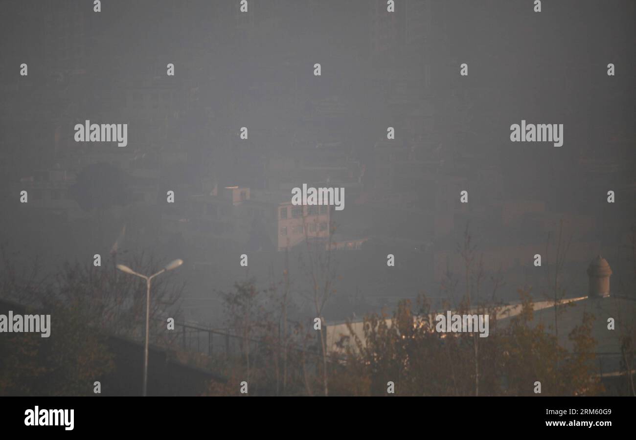 Bildnummer: 60751755  Datum: 24.11.2013  Copyright: imago/Xinhua     Kabul, capital of Afghanistan, is shrouded in heavy fog on Nov. 24, 2013. (Xinhua/Ahmad Massoud) AFGHANISTAN-KABUL-HEAVY FOG PUBLICATIONxNOTxINxCHN Gesellschaft Wetter Nebel xcb x0x 2013 quer Stock Photo