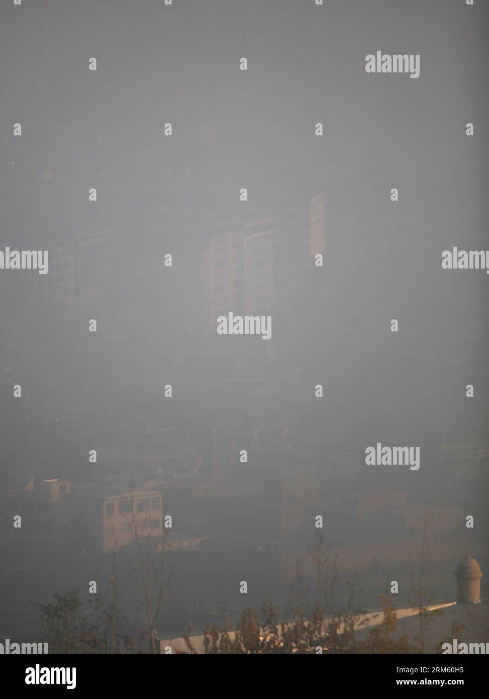 Bildnummer: 60751749  Datum: 24.11.2013  Copyright: imago/Xinhua     Kabul, capital of Afghanistan, is shrouded in heavy fog on Nov. 24, 2013. (Xinhua/Ahmad Massoud) AFGHANISTAN-KABUL-HEAVY FOG PUBLICATIONxNOTxINxCHN Gesellschaft Wetter Nebel xcb x0x 2013 hoch Stock Photo