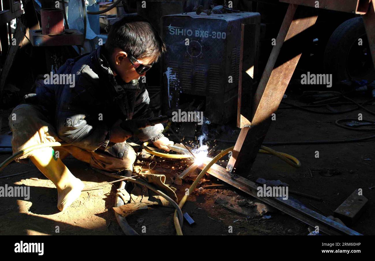 Bildnummer: 60753394  Datum: 25.11.2013  Copyright: imago/Xinhua     (131125) -- KABUL, Nov. 25, 2013 (Xinhua) -- An Afghan boy works at a welding shop in Kabul, Afghanistan, on Nov. 25, 2013. (Xinhua/Maryam Khamosh) AFGHANISTAN-KABUL-WELDING SHOP PUBLICATIONxNOTxINxCHN xcb x0x 2013 quer Stock Photo
