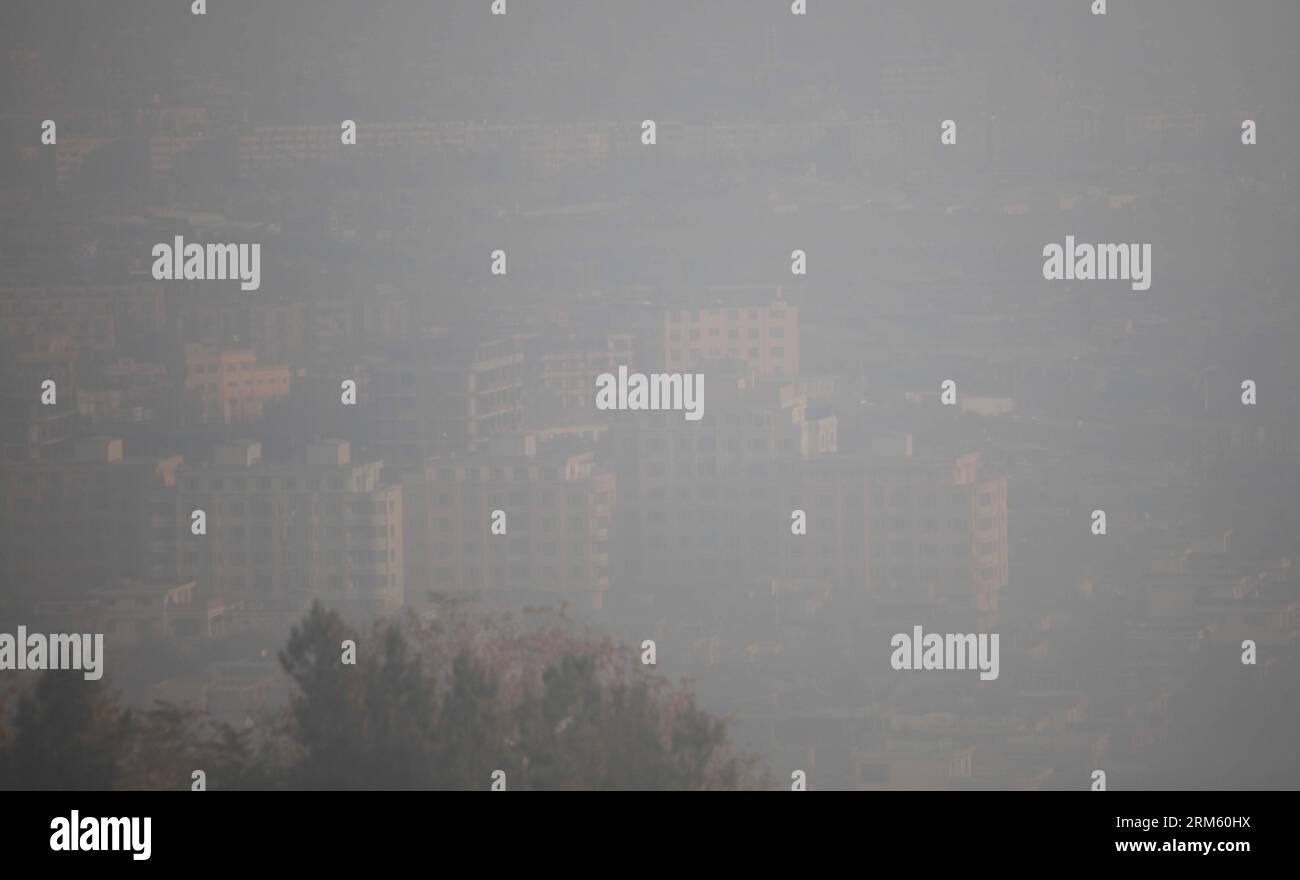 Bildnummer: 60751753  Datum: 24.11.2013  Copyright: imago/Xinhua     Kabul, capital of Afghanistan, is shrouded in heavy fog on Nov. 24, 2013. (Xinhua/Ahmad Massoud) AFGHANISTAN-KABUL-HEAVY FOG PUBLICATIONxNOTxINxCHN Gesellschaft Wetter Nebel xcb x0x 2013 quer Stock Photo