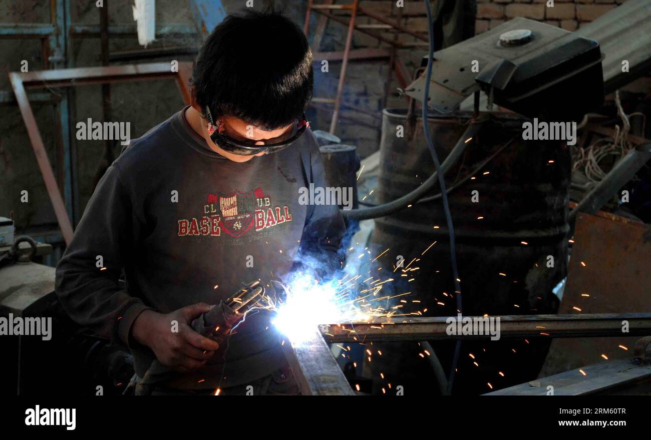 Bildnummer: 60753395  Datum: 25.11.2013  Copyright: imago/Xinhua     (131125) -- KABUL, Nov. 25, 2013 (Xinhua) -- An Afghan boy works at a welding shop in Kabul, Afghanistan, on Nov. 25, 2013. (Xinhua/Maryam Khamosh) AFGHANISTAN-KABUL-WELDING SHOP PUBLICATIONxNOTxINxCHN xcb x0x 2013 quer Stock Photo
