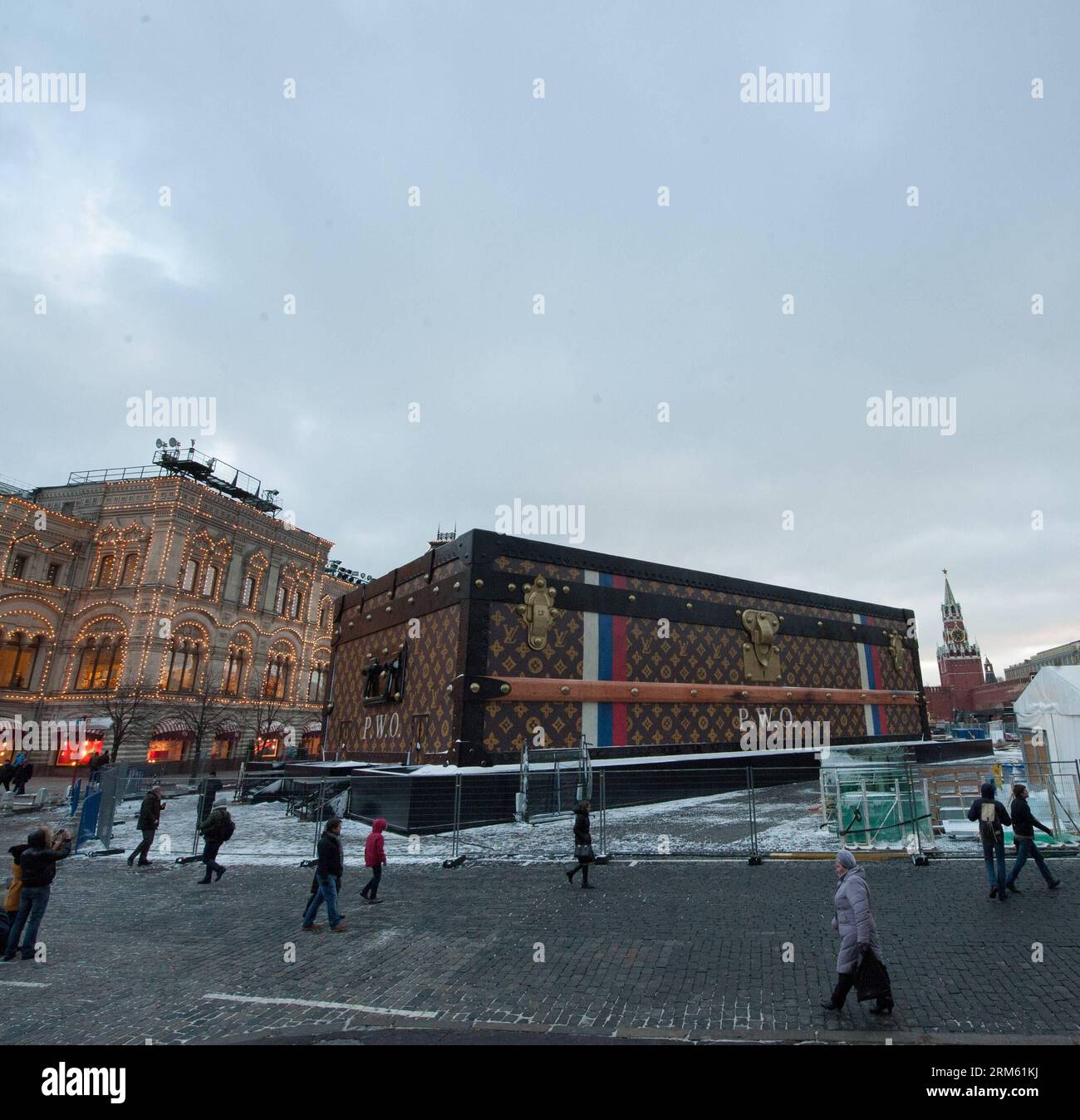 LV suitcase occupies Moscow's Red Square[2]