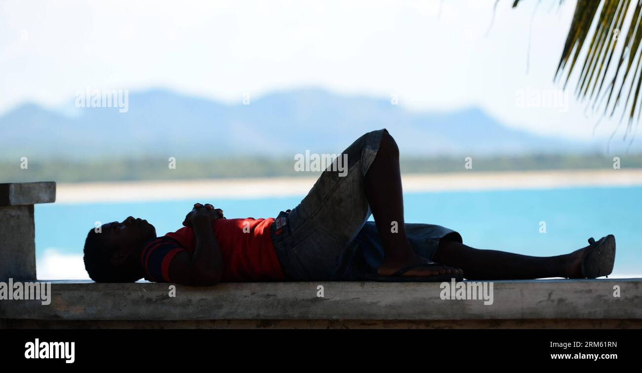 Bildnummer: 60765210  Datum: 28.11.2013  Copyright: imago/Xinhua     (131128) -- BEIJING , Nov. 28, 2013 (Xinhua) -- A man takes a rest at the beach in Sambava, Madagascar, Nov. 20, 2013. (Xinhua/Wu Xiaoling) (zhf) MADAGASCAR-SAMBAVA-LANDSCAPE PUBLICATIONxNOTxINxCHN xcb x0x 2013 quer Stock Photo