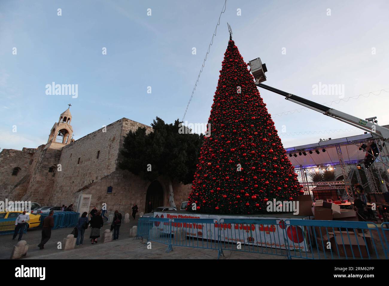 Bildnummer: 60775422  Datum: 30.11.2013  Copyright: imago/Xinhua     Workers decorate a huge Christmas tree erected near the Church of the Nativity in the West Bank city of Bethlehem on Nov. 30, 2013. (Xinhua/Luay Sababa) MIDEAST-BETHLEHEM-CHRISTMAS TREE PUBLICATIONxNOTxINxCHN xcb x0x 2013 quer Stock Photo