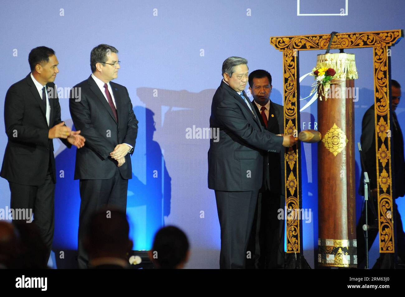 Bildnummer: 60787060  Datum: 03.12.2013  Copyright: imago/Xinhua     (131203) -- BALI, Dec. 3, 2013 (Xinhua) -- Indonesian President Susilo Bambang Yudhoyono hits the kulkul, a balinese traditional drum, to open the ninth ministerial conference of the World Trade Organization (WTO) in Bali, Indonesia, Dec. 3, 2013. The four-day-long ninth ministerial conference of the World Trade Organization (WTO), or the MC9, was opened here Tuesday afternoon in the Indonesian resort island of Bali, struggling to revive the long-stalled Doha Round by reaching a possible trade deal. (Xinhua/Veri Sanovri) INDO Stock Photo