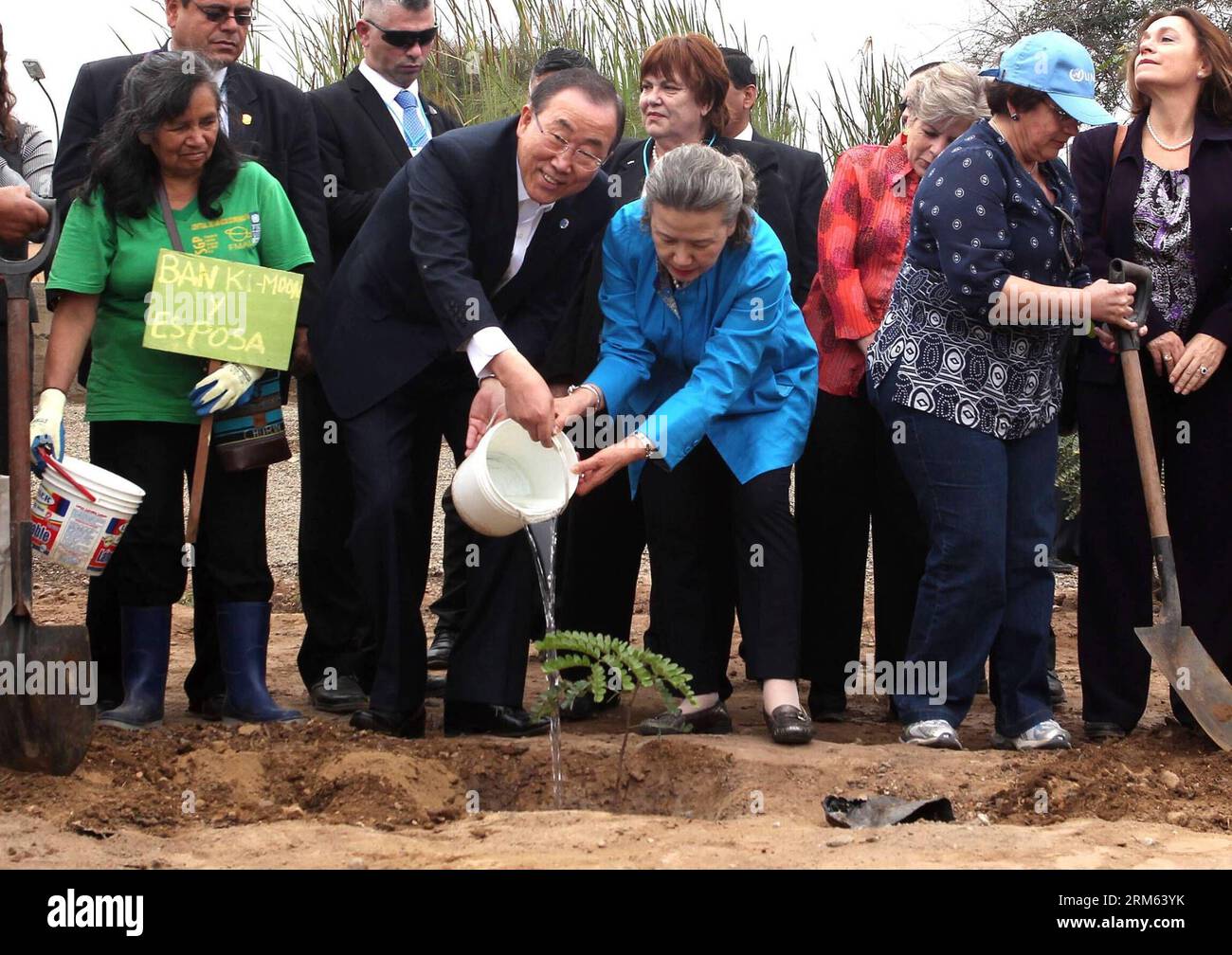 Bildnummer: 60791051  Datum: 03.12.2013  Copyright: imago/Xinhua     (131203) -- LIMA, Dec. 3, 2013 (Xinhua) -- United Nations Secretary General Ban Ki-moon and his wife Yoo Soon-taek plant a tree during their visit to a reforestation project in the El Agustino district of Lima, capita of Peru, on Dec. 3, 2013. Ban Ki-moon is on visit to Lima to attend the 15th Session of the United Nations Industrial Development Organization (UNIDO) General Conference meeting that ends on Dec. 6. (Xinhua/Vidal Tarqui) PERU-LIMA-UN-BAN KI-MOON-VISIT PUBLICATIONxNOTxINxCHN People Politik x0x xkg 2013 quer premi Stock Photo