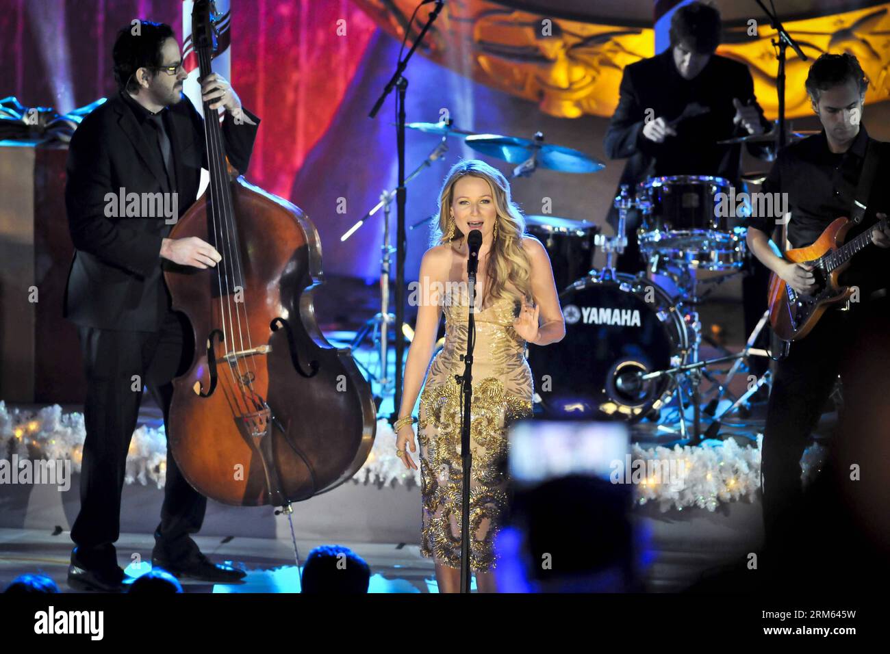 Bildnummer: 60794931  Datum: 04.12.2013  Copyright: imago/Xinhua     NEW YORK, Dec. 4, 2013 (Xinhua) -- U.S. Singer Jewel Kilcher performs during the 81st Christmas Tree Lighting Ceremony in Rockefeller Center in New York City, the United States of America, Dec. 4, 2013. Thousands of filled on Wednesday streets around the Rockefeller Center to watch the moment when 45,000 multi-colored LED lights burst into color on the Christmas tree which is an approximately 12-ton, 76-foot tall, 75-year-old Norway spruce topped with a crystal star. (Xinhua/Zhang Ning) US-NEW YORK-ROCKEFELLER CENTER-CHRISTMA Stock Photo