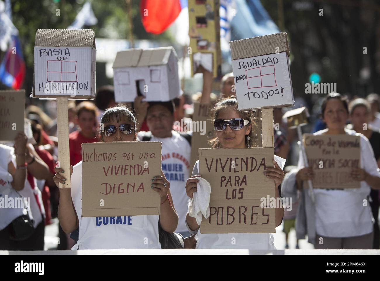 Bildnummer: 60794933  Datum: 04.12.2013  Copyright: imago/Xinhua     BUENOS AIRES, Dec. 4, 2013 (Xinhua) -- Residents from several informal settlements protest against the lack of housing programs, in Buenos Aires, capital of Argentina, on Dec. 4, 2013. (Xinhua/Martin Zabala) ARGENTINA-BUENOS AIRES-PROTEST PUBLICATIONxNOTxINxCHN Gesellschaft Demo Protest Politik premiumd x0x xac 2013 quer Stock Photo