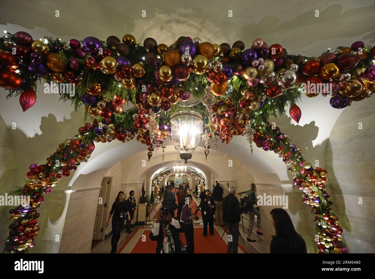 Bildnummer: 60794957  Datum: 04.12.2013  Copyright: imago/Xinhua     (131204) -- WASHINGTON D.C., Dec. 4, 2013 (Xinhua) -- Decorations are seen in the hallway outside the Library of the White House in Washington D.C., capital of the United States, Dec. 4, 2013, during the White House Christmas decorations media viewing. (Xinhua/Zhang Jun) US-WASHINGTON-WHITE HOUSE-CHRISTMAS PUBLICATIONxNOTxINxCHN Gesellschaft Weihnachten Weihnachtsdeko x2x xac 2013 quer o0 Deko Weihnachtsdeko Weisses Haus Christbaumschmuck Weihnachtsbaumschmuck Baumschmuck Weihnachtsbaumkugeln Stock Photo